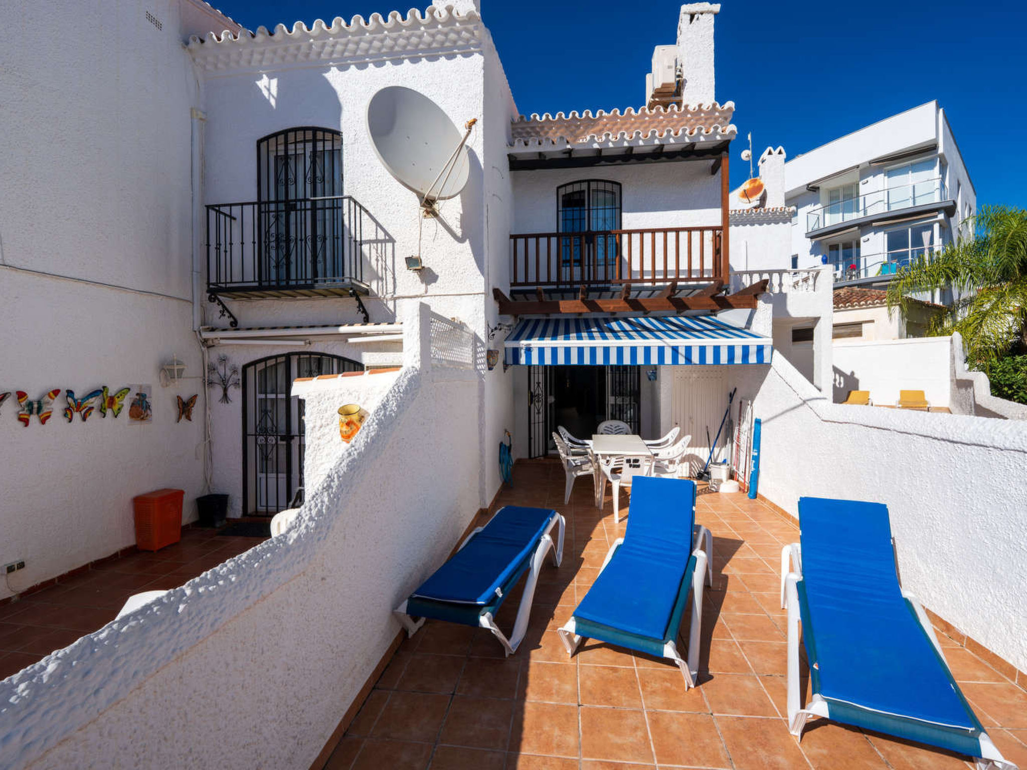 De villa in Nerja heeft 2 slaapkamer(s) en kan gereserveerd worden tot 4 personen.
Deze comfortabel ingerichte woning is volledig uitgerust, De accommodatie heeft een oppervlakte van 80 m².
Uw acommo..