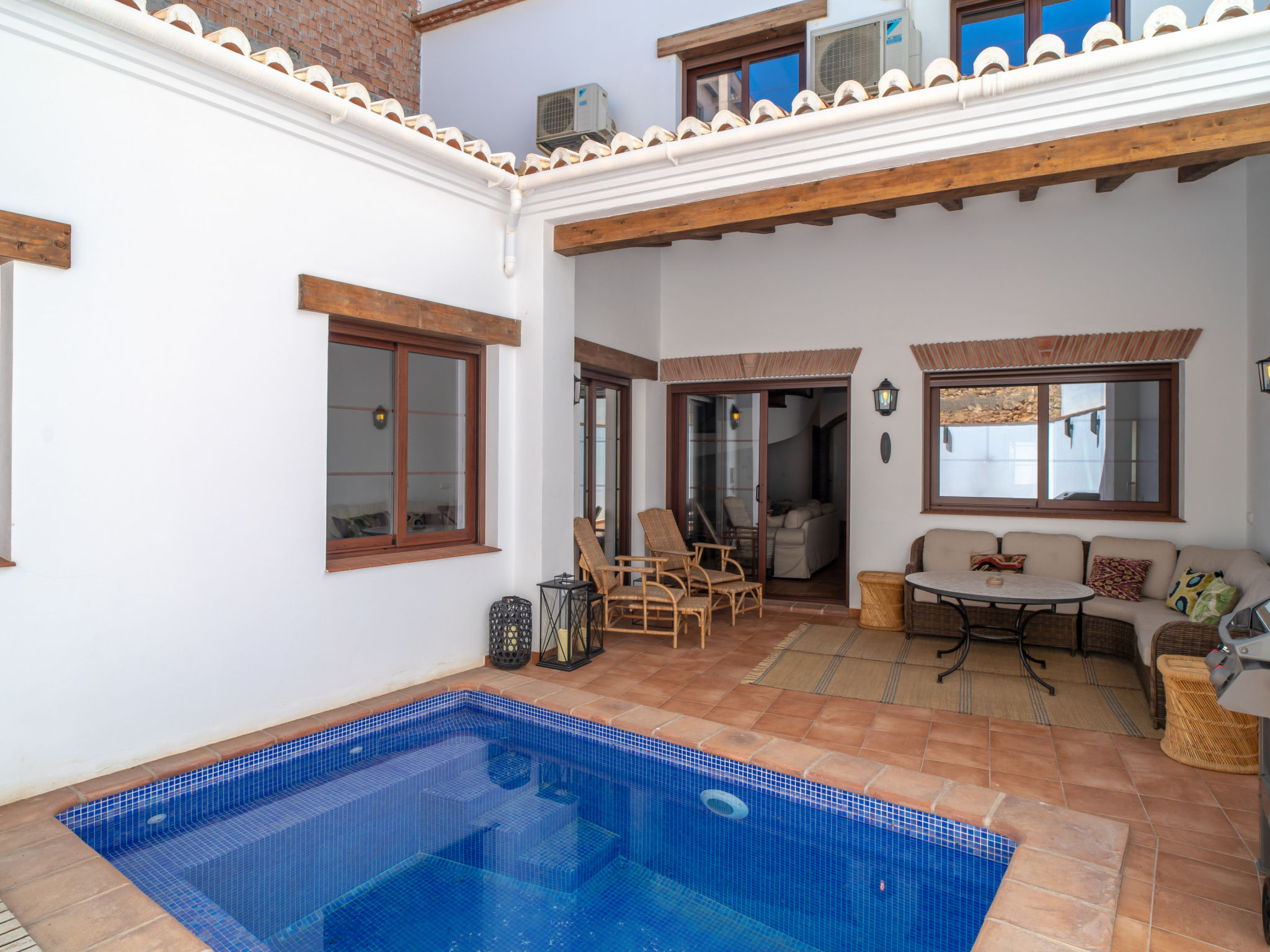Casa Paraiso Andaluz Deluxe biedt een unieke gelegenheid om het leven als een local in Nerja te ervaren. De woning is ideaal gelegen in het hart van Nerja, zodat gasten zich kunnen onderdompelen in de..