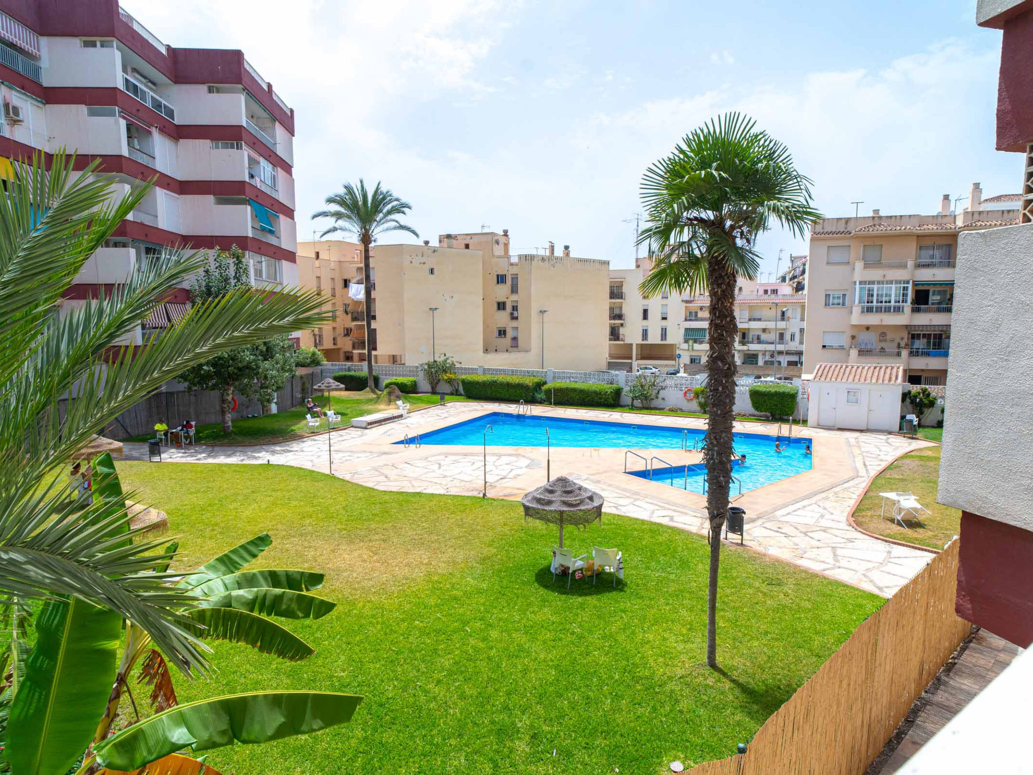 "Corona 204 Apartment by Casasol", appartement 1-kamer 59 m2. Het objekt is geschikt voor 2 volwassenen. 1 kamer met 1 2-pers bed. Open keuken (Gasfornuis, 4 kookpitten (vlammen), waterkoker, magnetro..