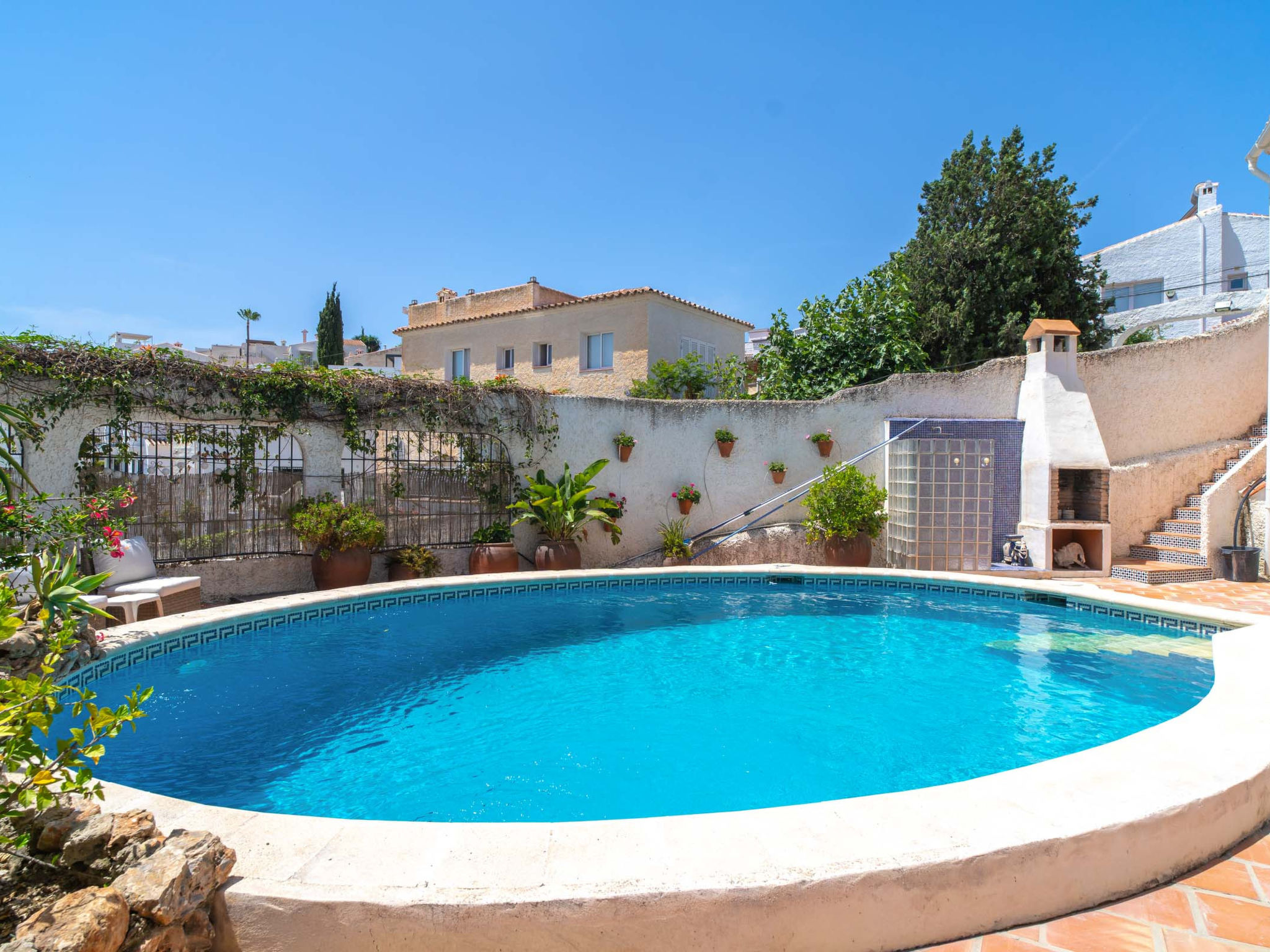 "Chimenea 15 Private Pool and Parking by Casasol", appartement 2-kamers 60 m2. Het objekt is geschikt voor 4 volwassenen. 1 kamer met 1 2-pers bed. 1 kamer met 1 2-pers bed. Open keuken (4-pits kookpl..