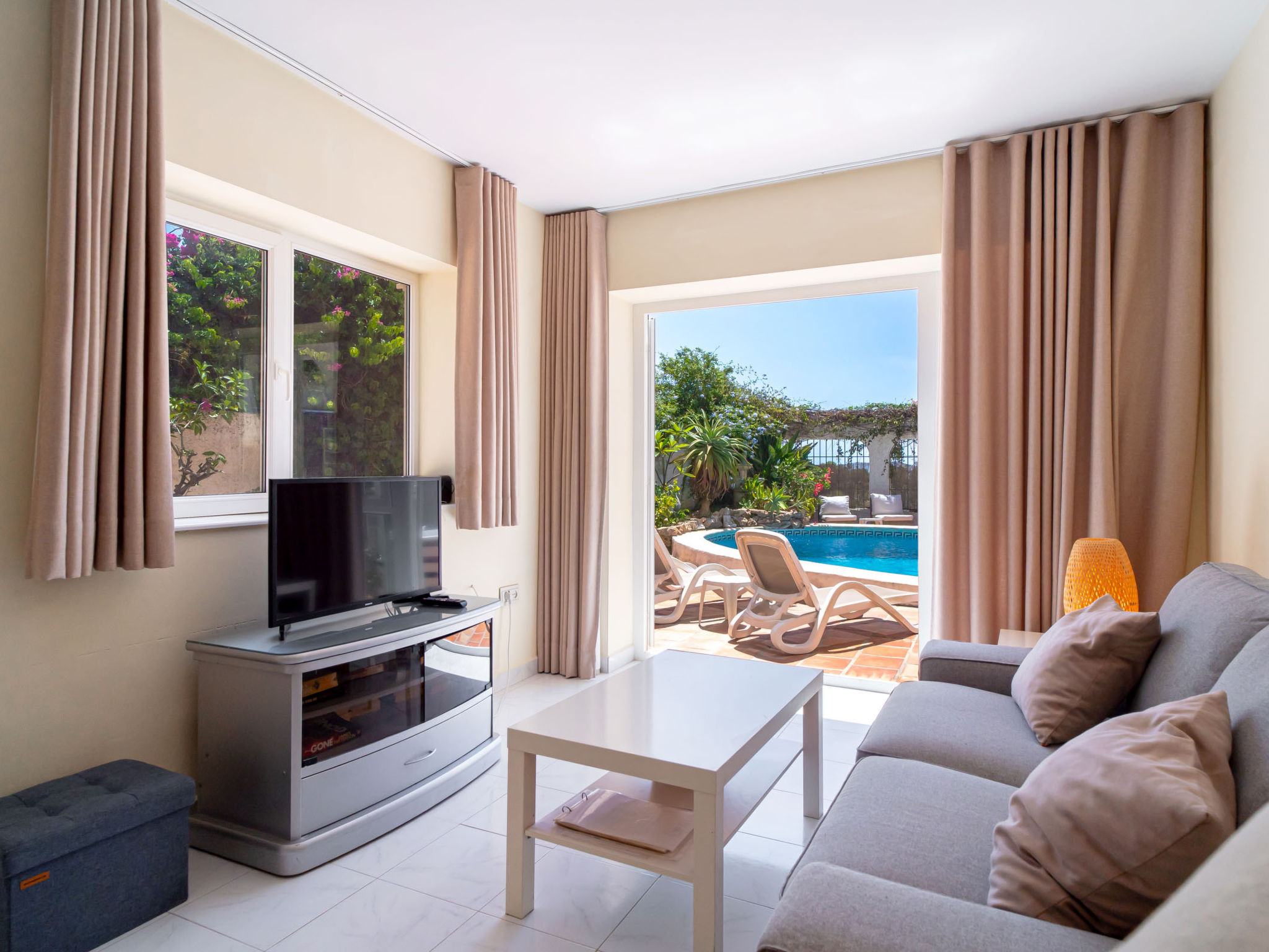 Chimenea 15 Private Pool and Parking by Casasol - Dedans
