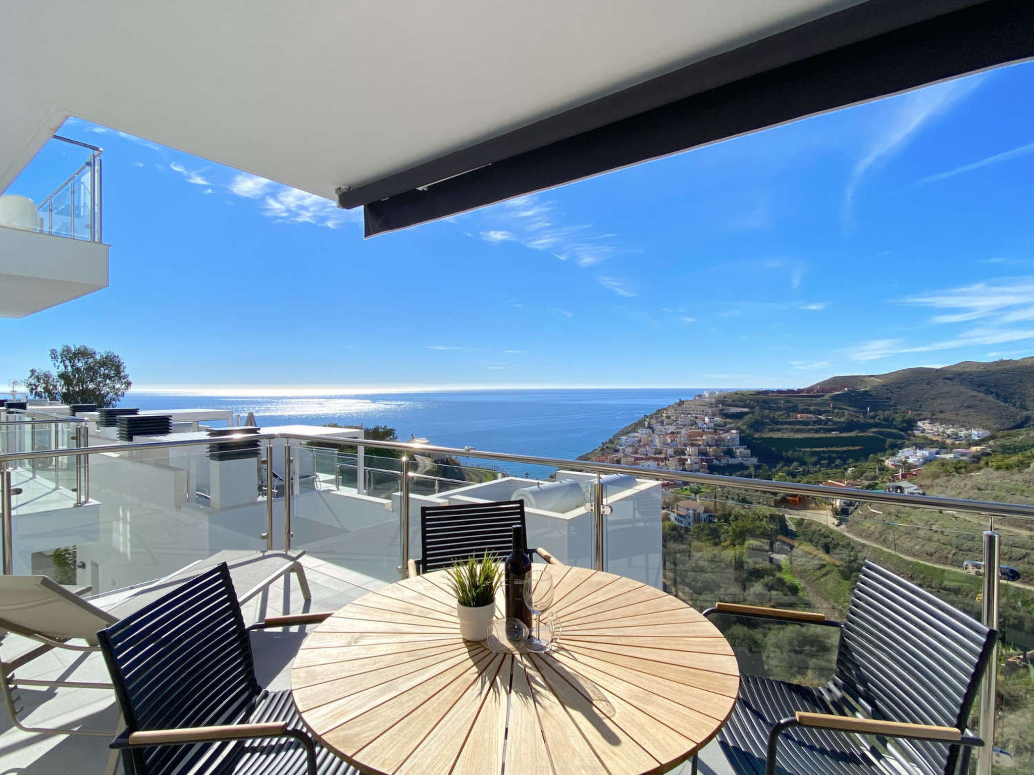 "Balcon del Mar Seaview 211 by Casasol", appartement 2-kamers 90 m2. Het objekt is geschikt voor 4 volwassenen. 1 kamer met 1 2-pers bed. 1 kamer met 1 2-pers bed. Open keuken (oven, afwasmachine, 4 k..