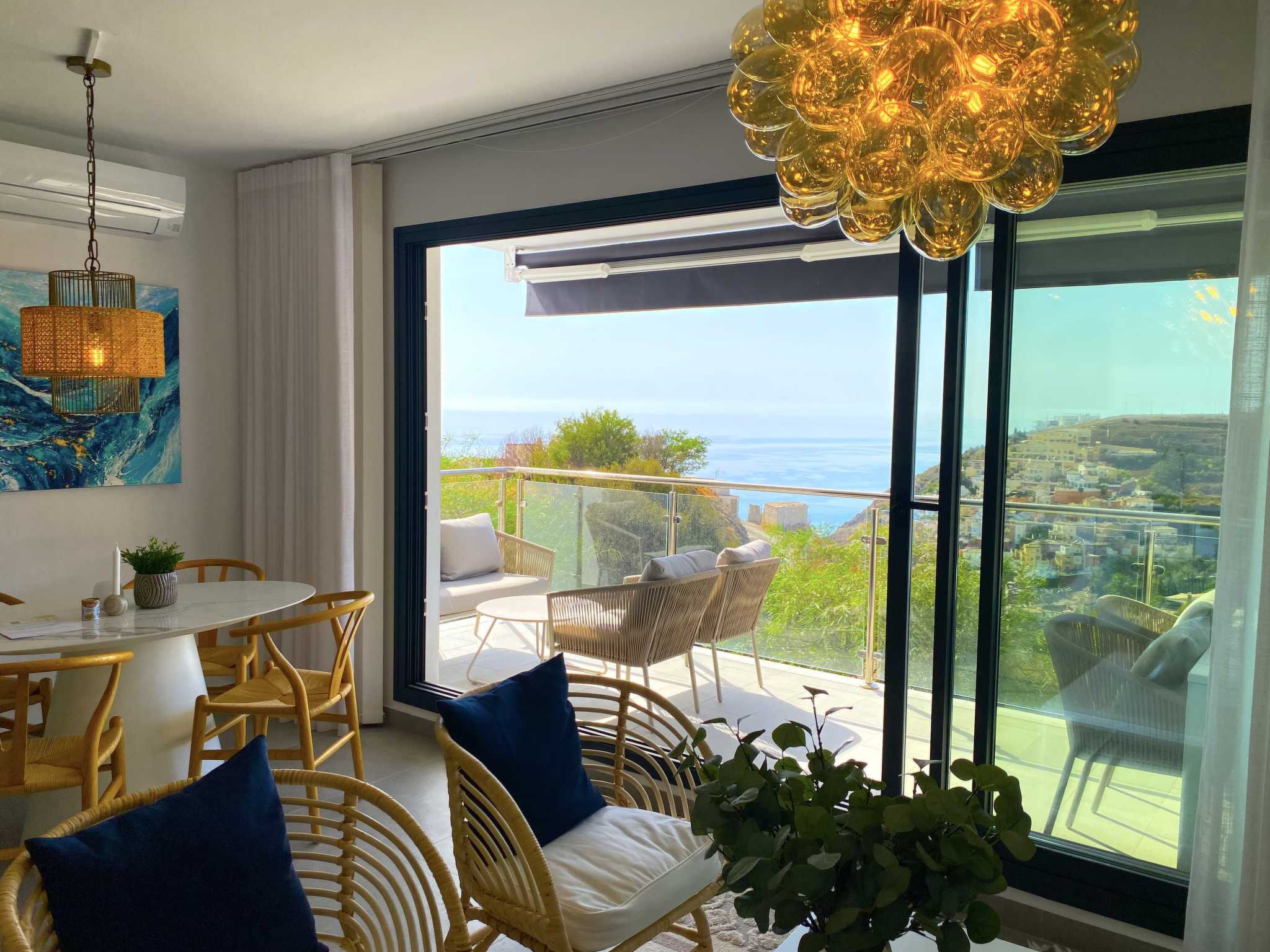 "Balcon del Mar Seaview 114 by Casasol", appartement 3-kamers 89 m2 op de 1e verdieping. Het objekt is geschikt voor 6 volwassenen. 1 kamer met 1 2-pers bed. 1 kamer met 1 2-pers bed. 1 kamer met 2 be..