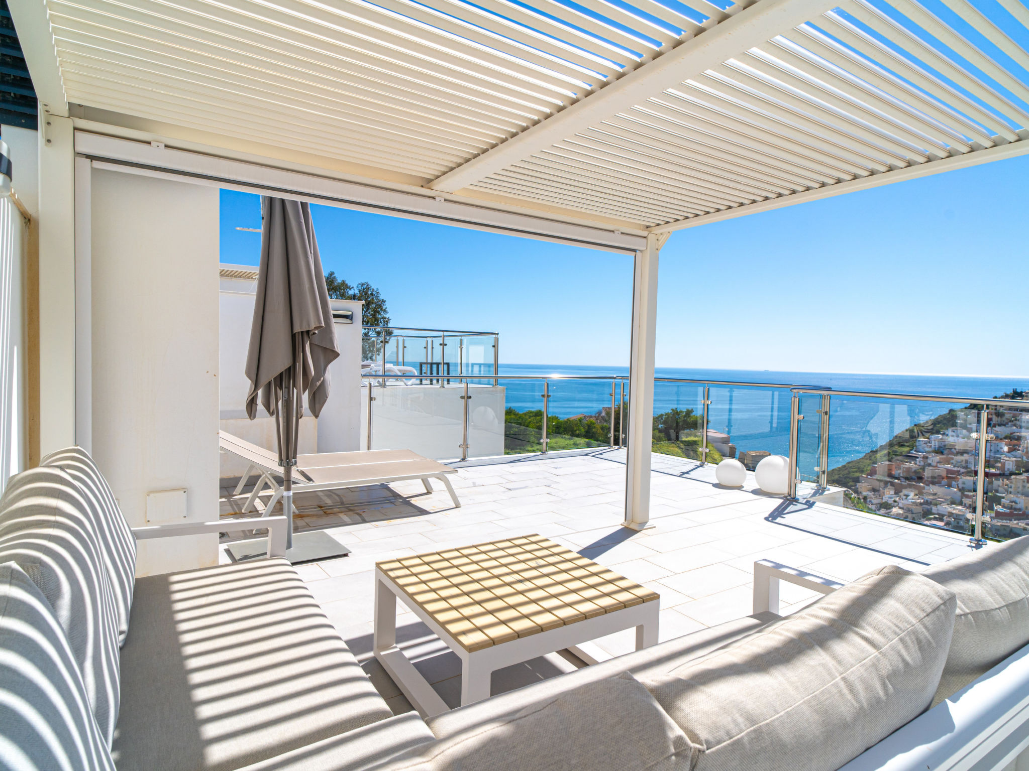 "Penthouse Balcon del Mar 123 by Casasol", appartement 2-kamers 65 m2 op de 2e verdieping. Het objekt is geschikt voor 4 volwassenen. 1 kamer met 1 2-pers bed. 1 kamer met 1 2-pers bed. Open keuken (o..