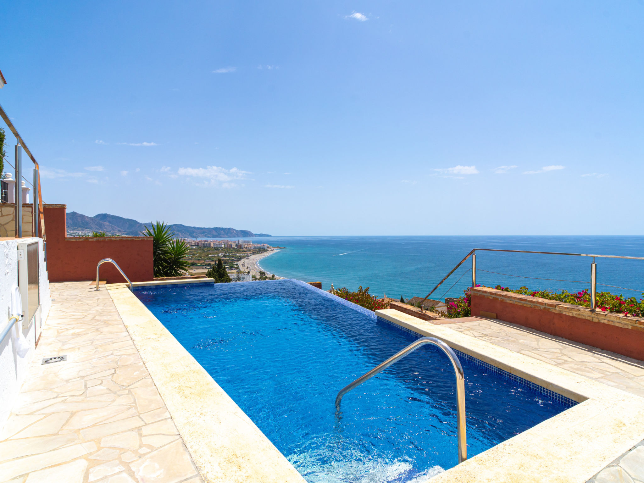 "Villa Prime Seaview by Casasol", villa 3-kamers 150 m2. Het objekt is geschikt voor 6 volwassenen. 1 kamer met 1 2-pers bed. 1 kamer met 2 bedden. 1 kamer met 2 bedden. Keuken (oven, afwasmachine, 4 ..
