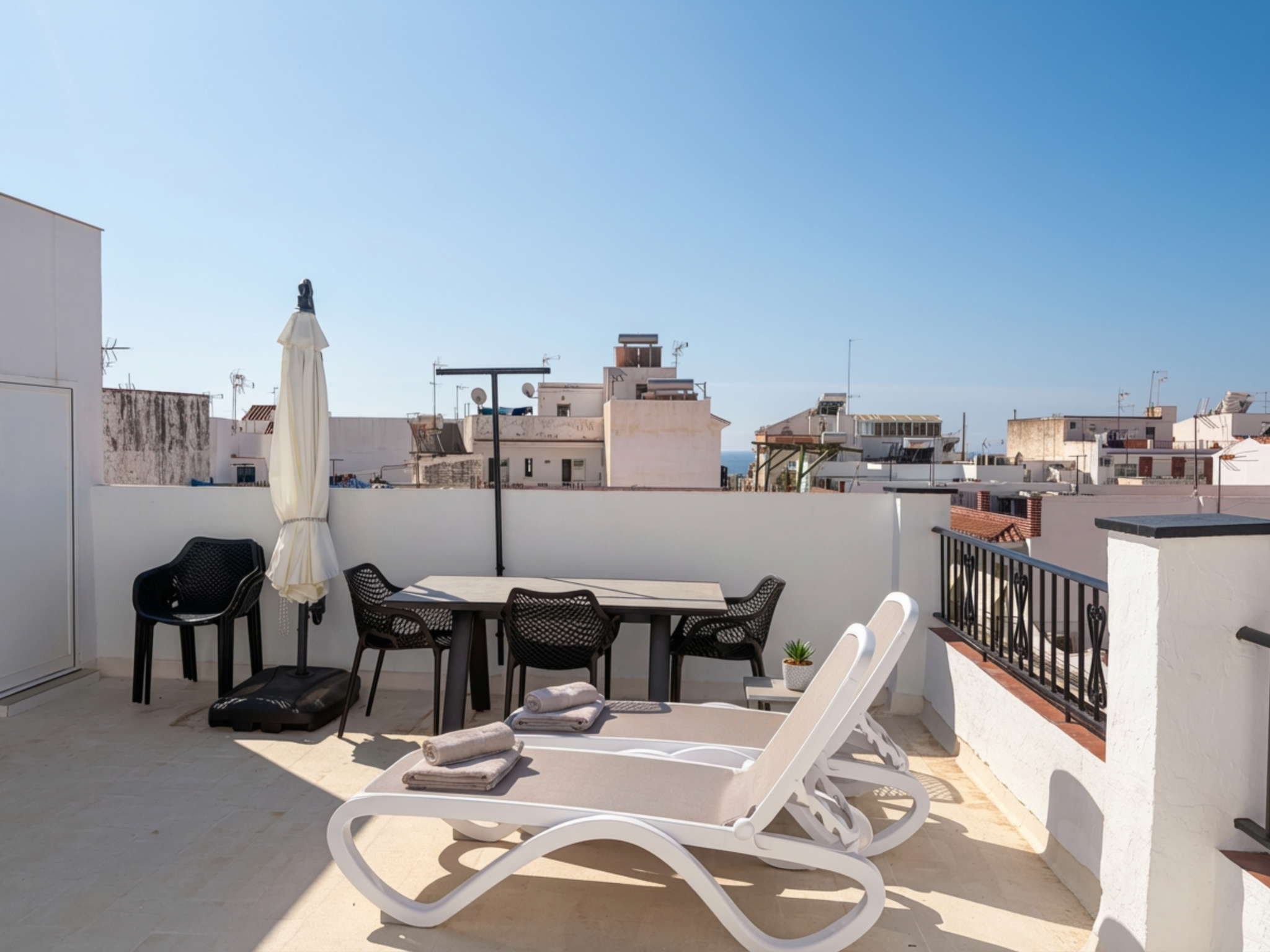 "Casa Chica Calle Cristo 112 by Casasol", huis 3-kamers 92 m2. Het objekt is geschikt voor 6 volwassenen. 1 kamer met 1 2-pers bed en TV. 1 kamer met 1 2-pers bed. 1 kamer met 1 2-pers bed. Open keuke..