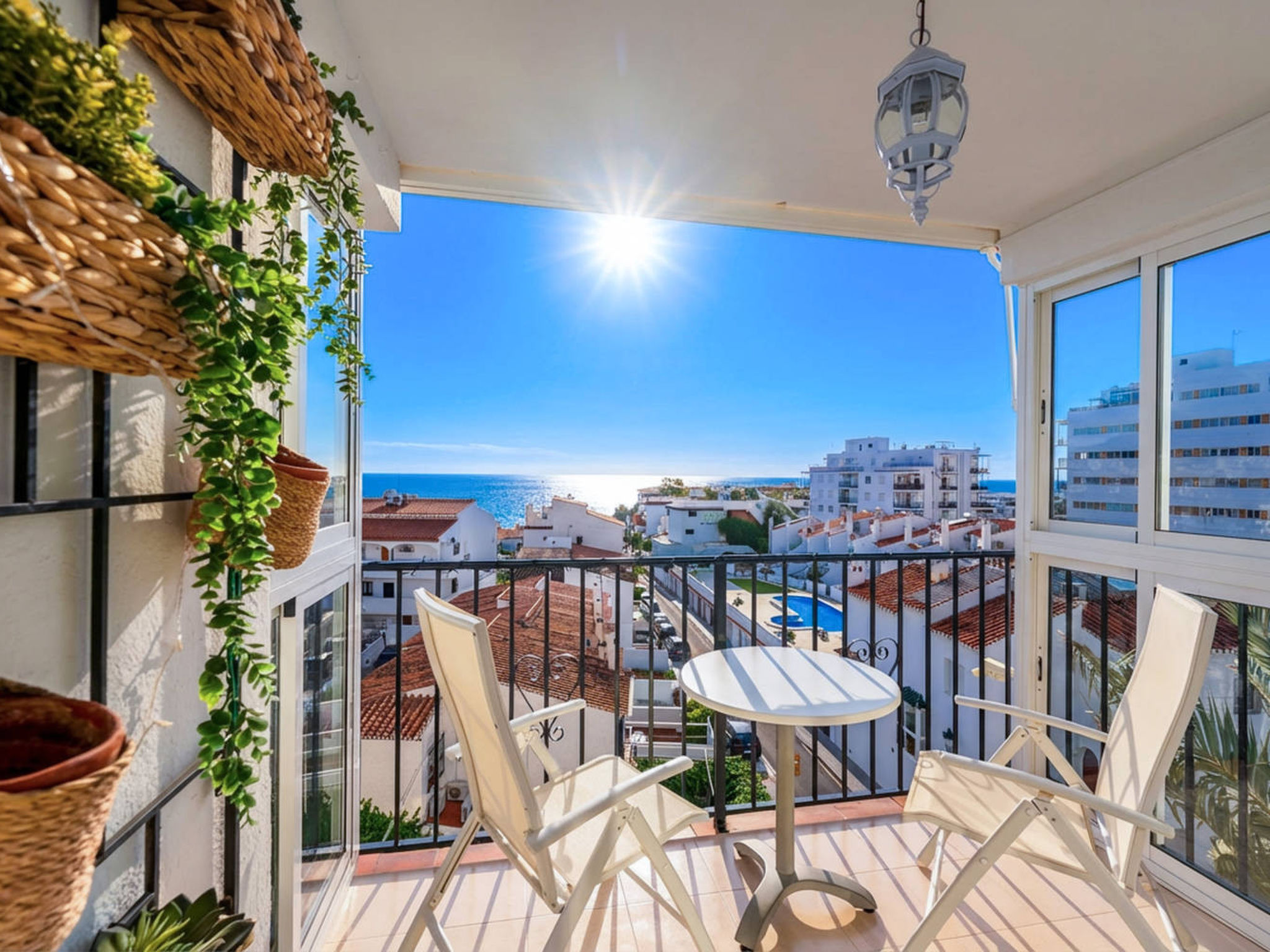 "Miami 5 Seaview by Casasol", appartement 2-kamers 56 m2 op de 4e verdieping. Het objekt is geschikt voor 4 volwassenen. 1 kamer met 1 2-pers bed en TV. 1 kamer met 1 2-pers bed. Open keuken (oven, af..