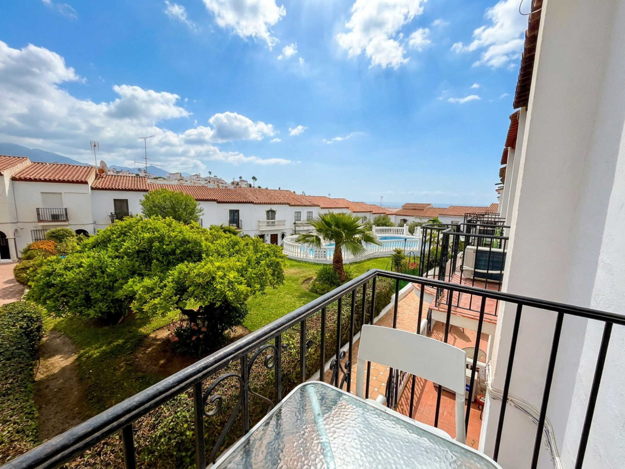 "Hacienda 4A by Casasol", appartement 2-kamers 60 m2. Het objekt is geschikt voor 4 volwassenen. 1 kamer met 1 2-pers bed en TV. 1 kamer met 2 bedden. Keuken (oven, afwasmachine, 4 keramische glas koo..