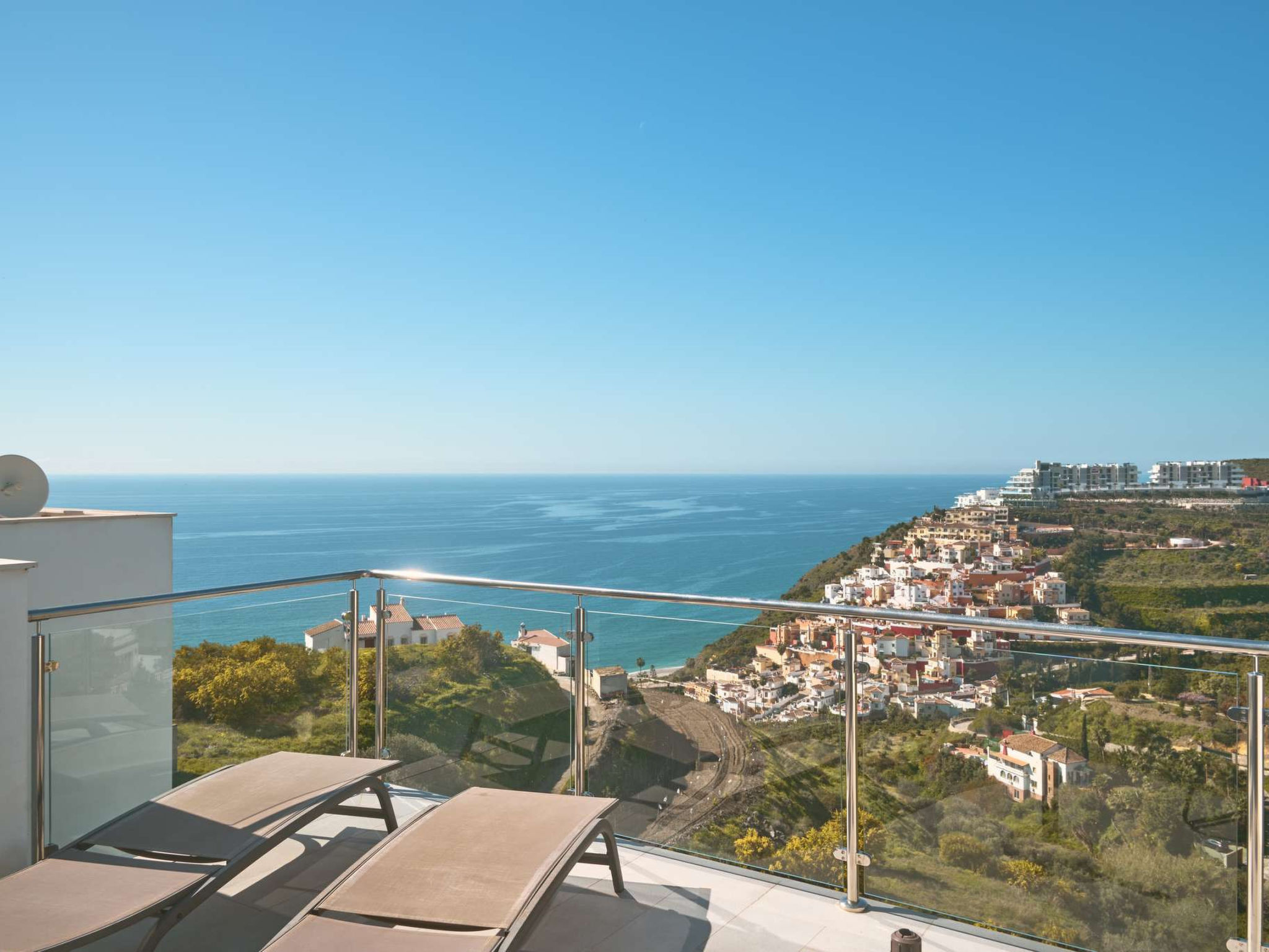 "Penthouse Balcon del Mar Deluxe 4 by Casasol", appartement 3-kamers 100 m2. Het objekt is geschikt voor 6 volwassenen. 1 kamer met 2 bedden en TV. 1 kamer met 2 bedden. 1 kamer met 1 2-pers bed. Open..