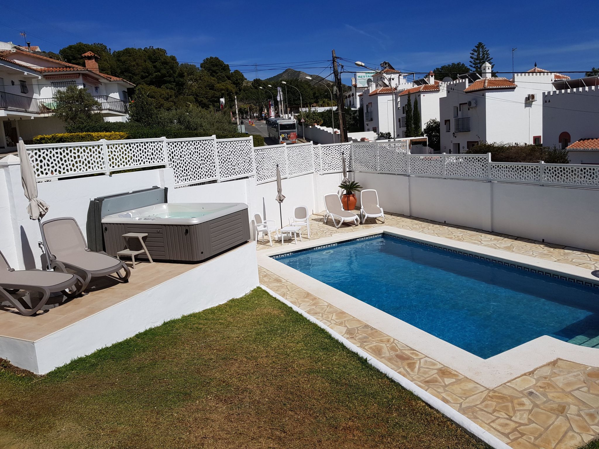 Schöne Villa mit Meerblick, großem Pool und Jacuzzi in Maro - Costa del Sol