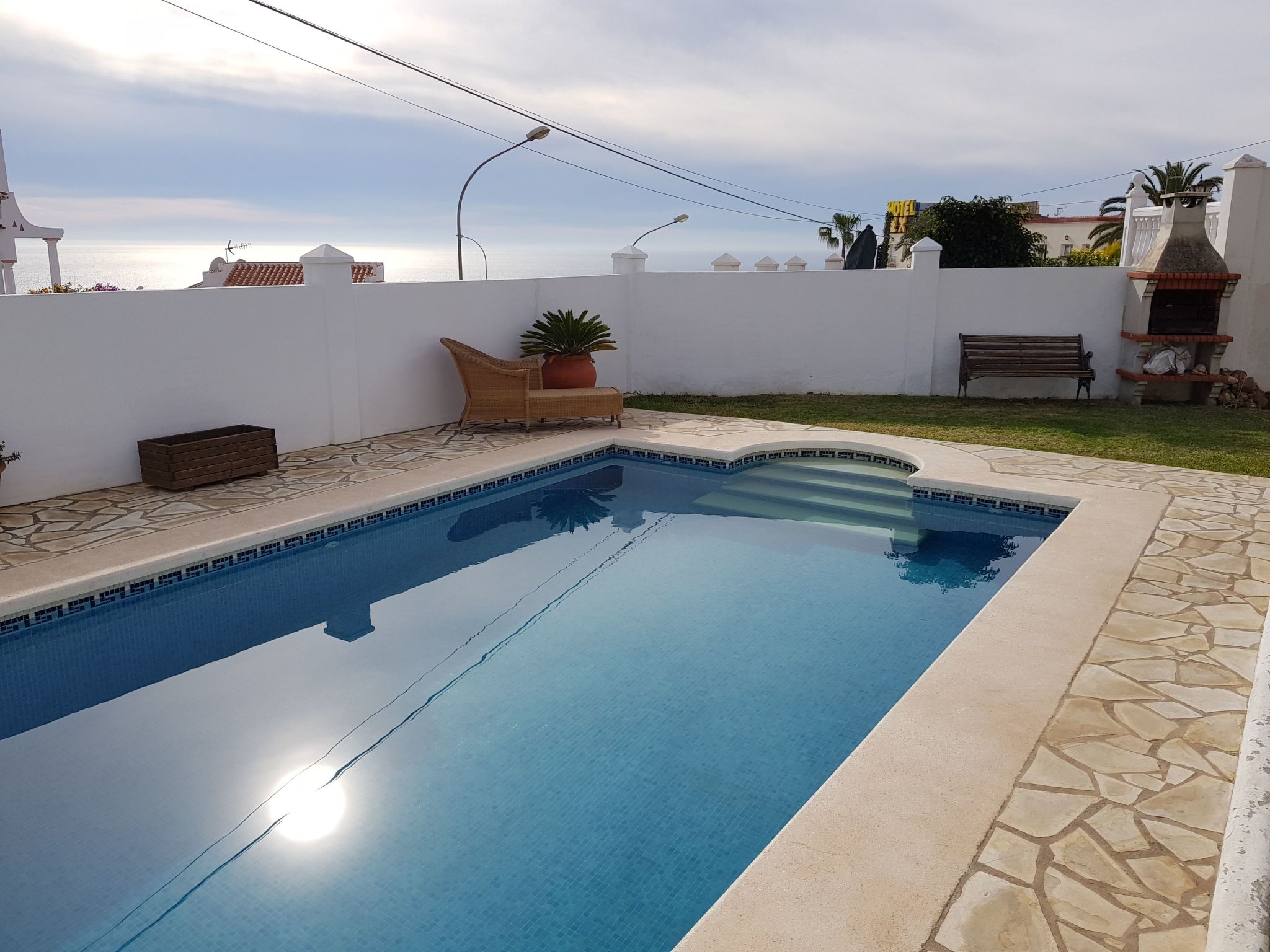 Schöne Villa mit Meerblick, großem Pool und Jacuzzi in Maro - Costa del Sol-Draußen