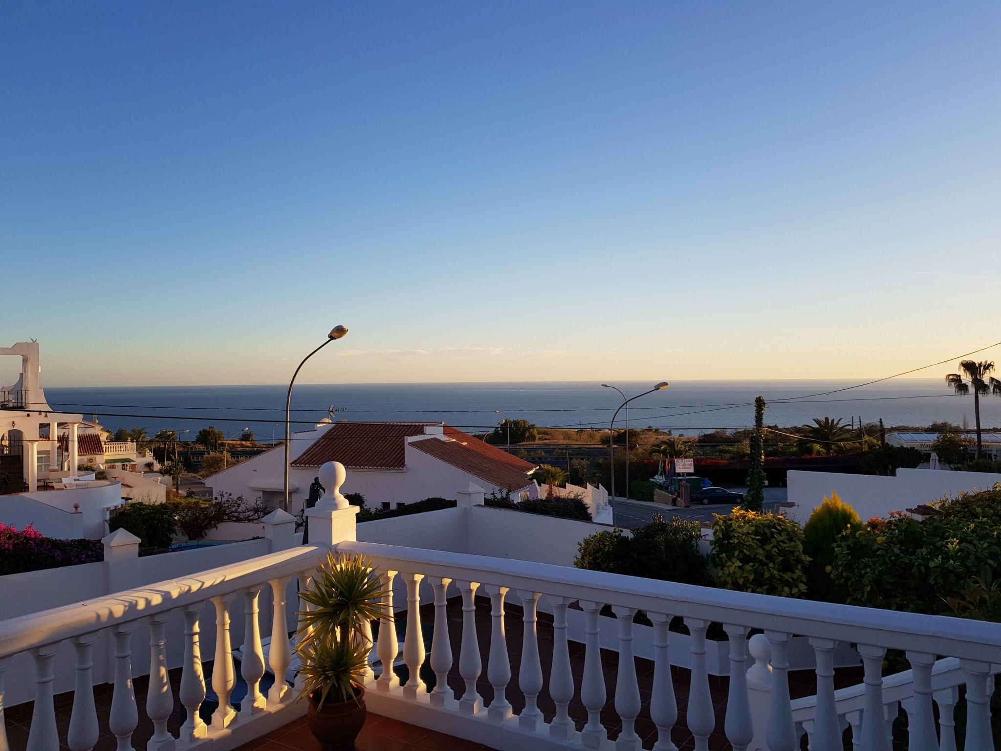 Schöne Villa mit Meerblick, großem Pool und Jacuzzi in Maro - Costa del Sol-Draußen