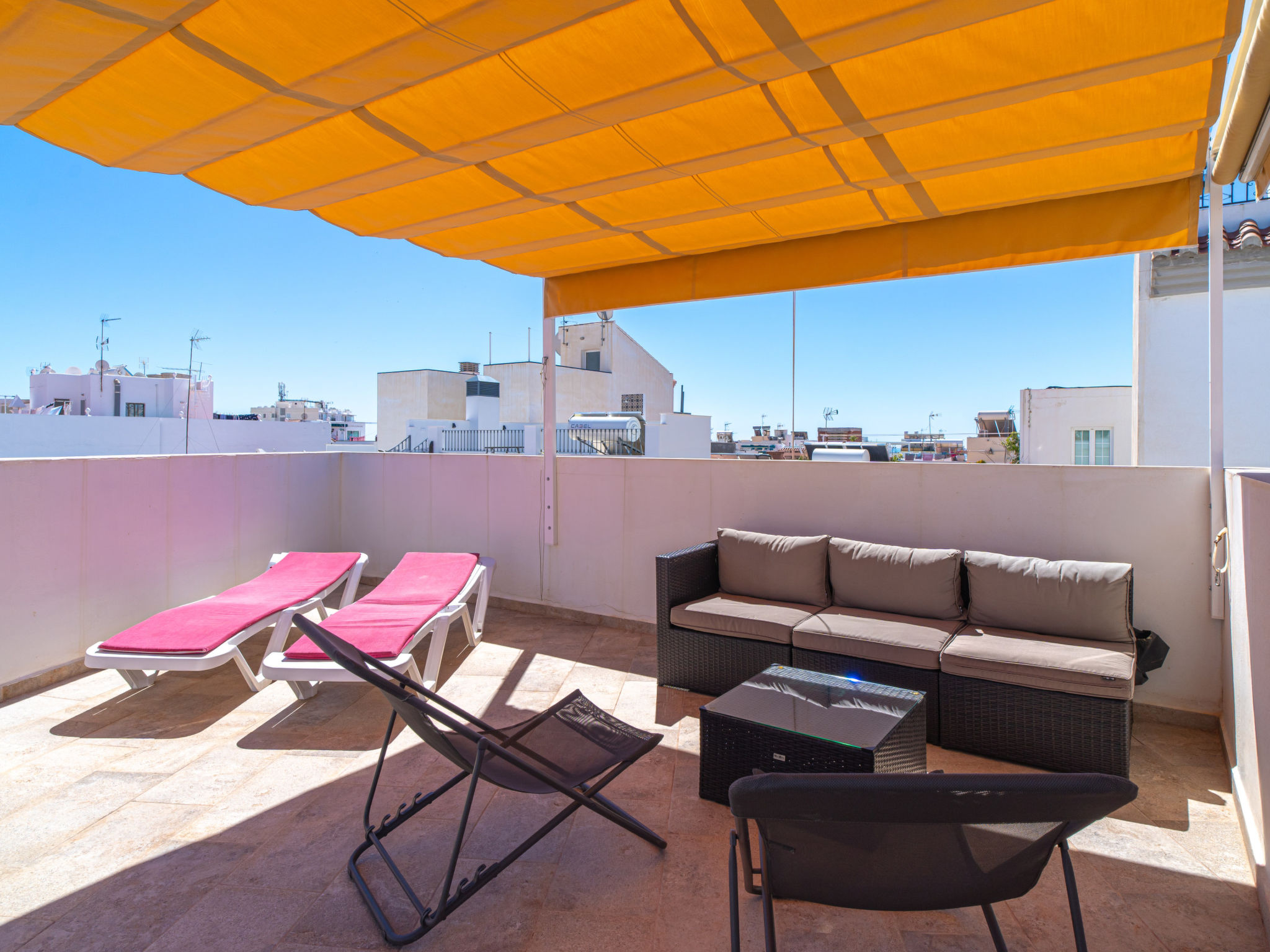 Casa Alegre - Jouw Andalusische toevluchtsoord met terrassen en lokale charme
Welkom in Casa Alegre by Casasol, een gezellig, volledig gerenoveerd huis met twee verdiepingen gelegen in het hart van ee..