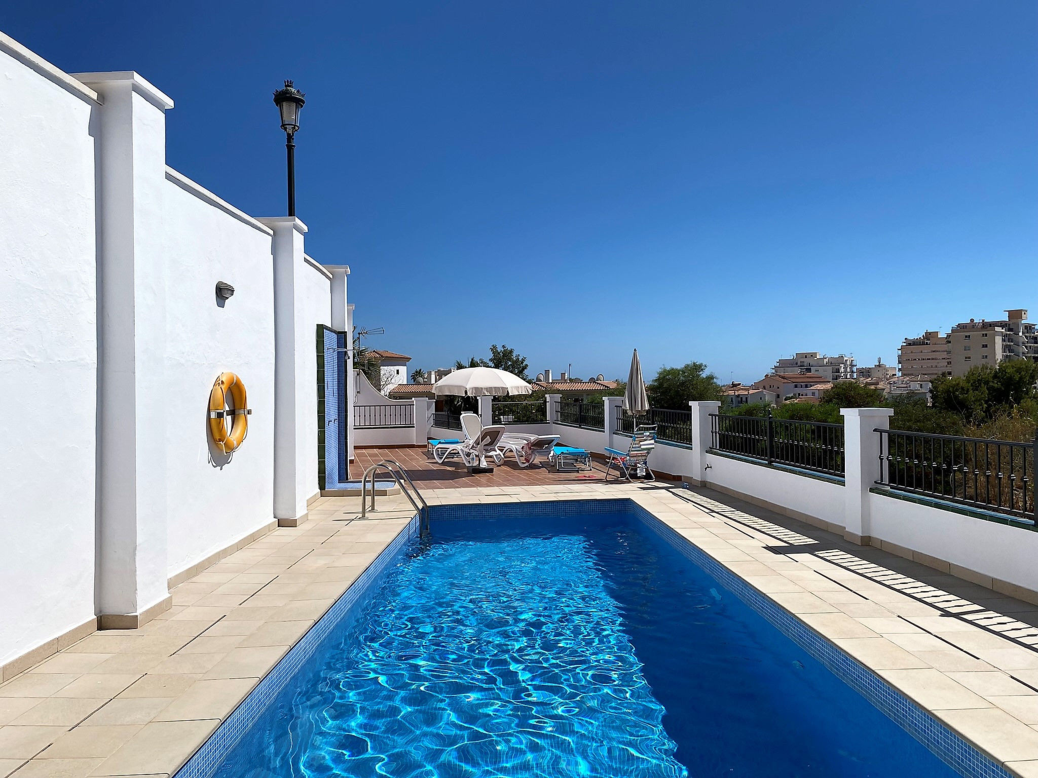Indrukwekkende villa met 3 slaapkamers en drie grote terrassen vlakbij het beroemde strand Burriana, het meest populaire strand in Nerja en op slechts 600 meter afstand, Mercadona supermarkt op slecht..