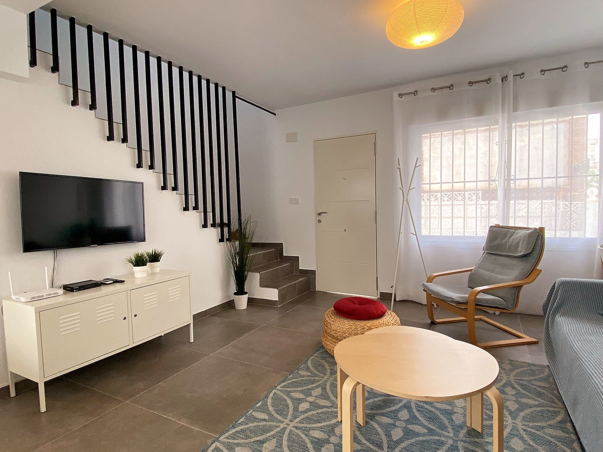 Prachtig en recent gerenoveerd huis in de wijk Parador van Nerja met 2 slaapkamers met een grote woonkamer, een binnenpatio en 2 balkons.
Een paar meter van Playa Carabeillo, de mythische restaurants ..