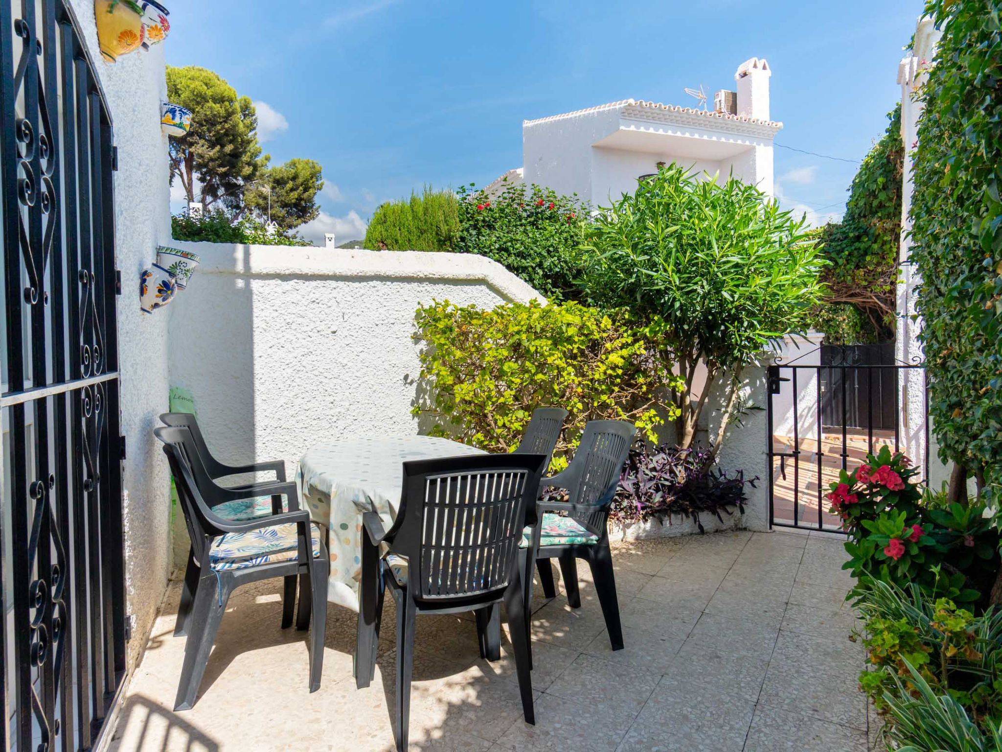Los Pinos 25 Villas by Casasol