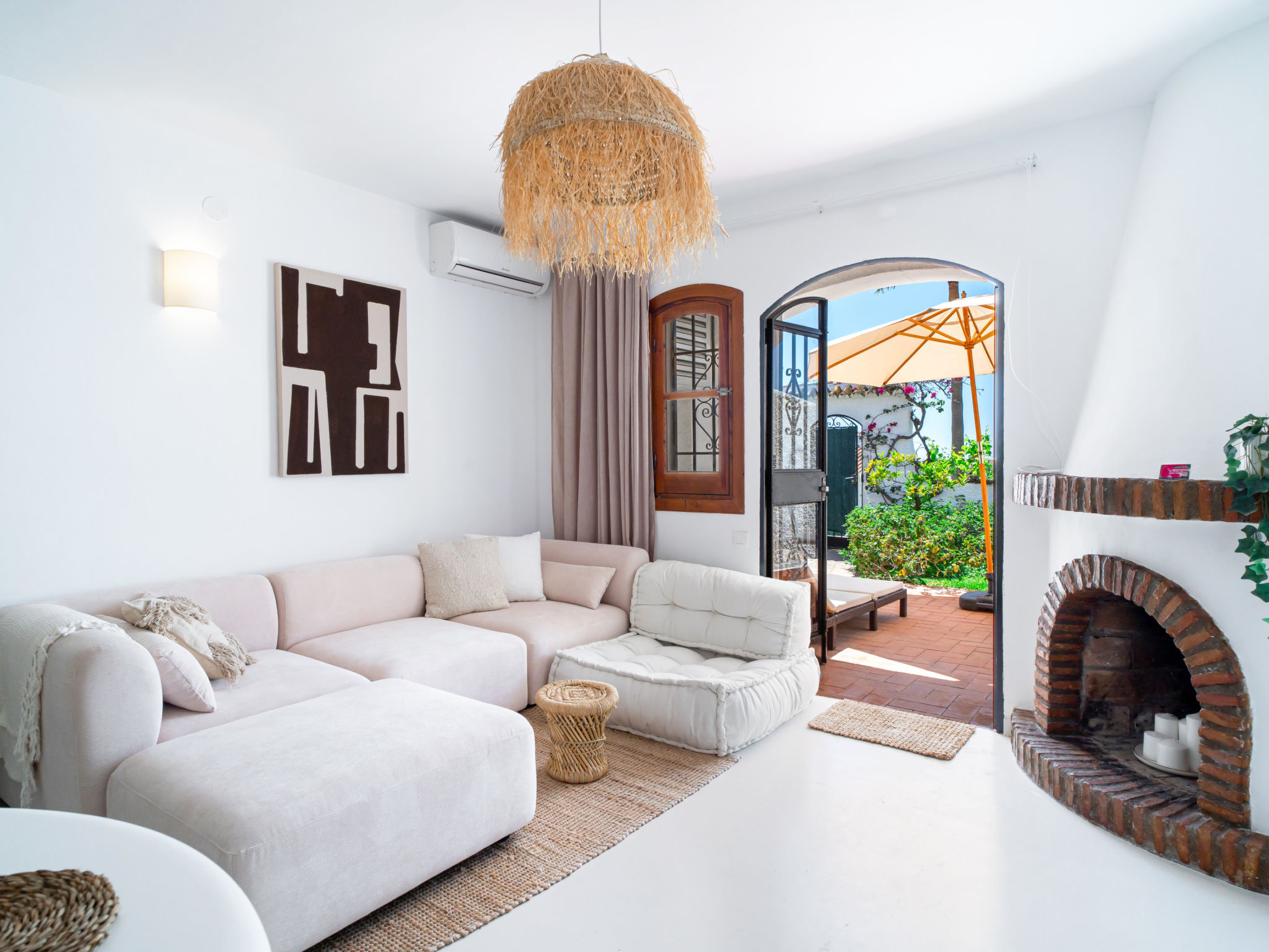  — Living Room (4 of 42)