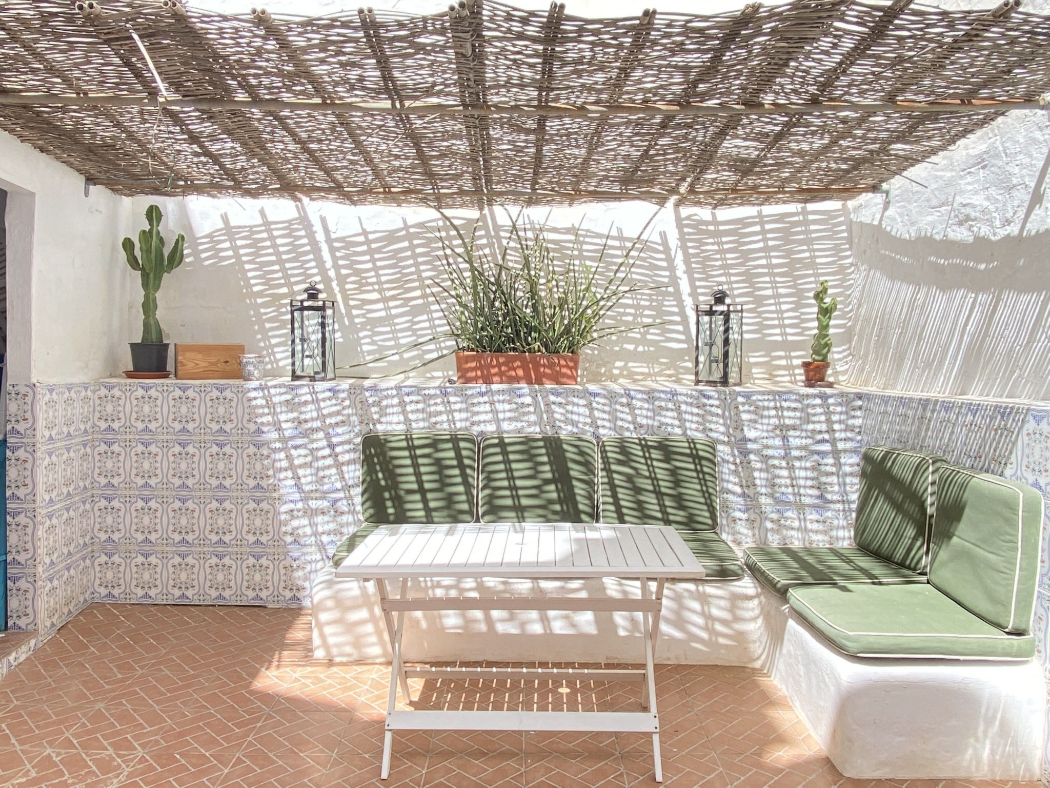Typisch Andalusisch herenhuis in het hart van Nerja met 2 slaapkamers en capaciteit voor 4 personen verdeeld over 2 verdiepingen met een Andalusische patio en 2 zonnige terrassen. 130 m² smaakvol ing..