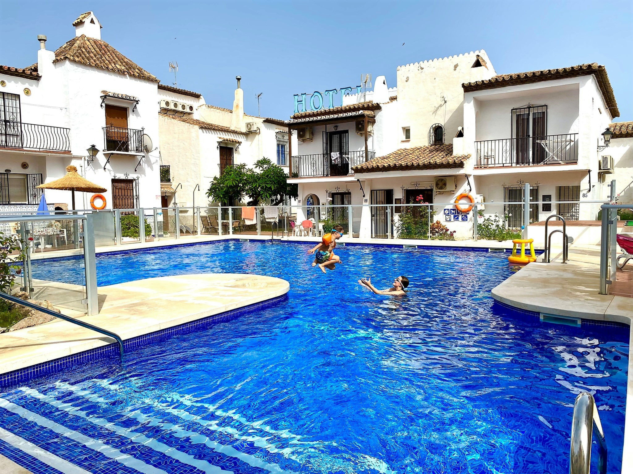 Herenhuis in de beroemde Pueblo Andaluz Nueva Nerja.

De begane grond heeft een ruime woonkamer met een eethoek en een slaapbank, een ingerichte keuken en een badkamer met douche. Bij de ingang van he..