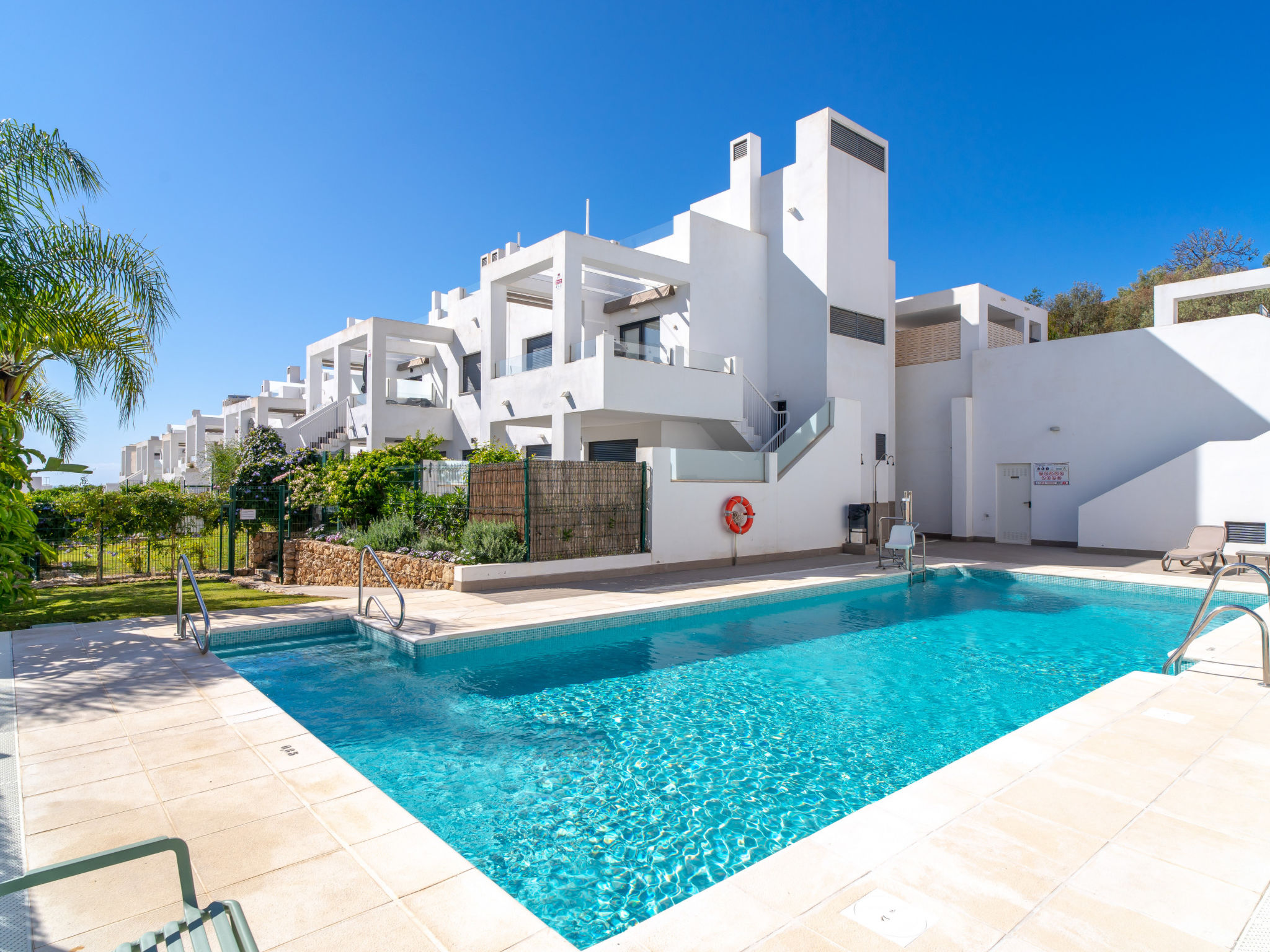Villa Premium Los Mangos is het ultieme luxe toevluchtsoord voor maximaal 4 personen. Deze prachtige villa met 2 slaapkamers en 2 badkamers ligt vlakbij het gemeenschappelijke zwembad en beschikt over..