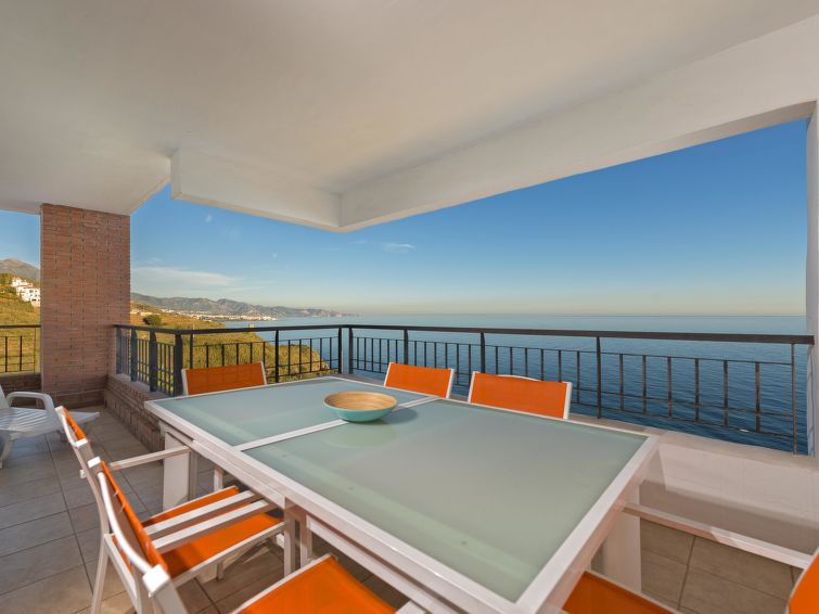 Amazing 3 bedrooms front sea view.