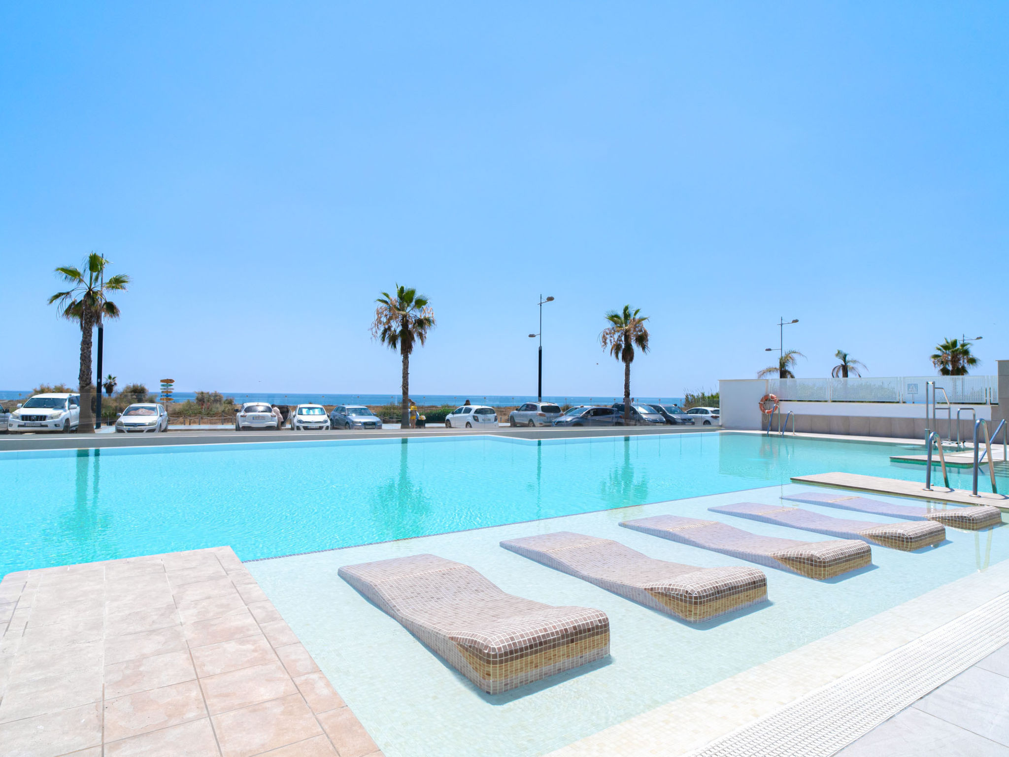 "Duna Beach Torrox Costa by Casasol", appartement 3-kamers 83 m2 op de 1e verdieping. Het objekt is geschikt voor 6 volwassenen. 1 kamer met 1 2-pers bed en TV. 1 kamer met 1 2-pers bed. 1 kamer met 2..
