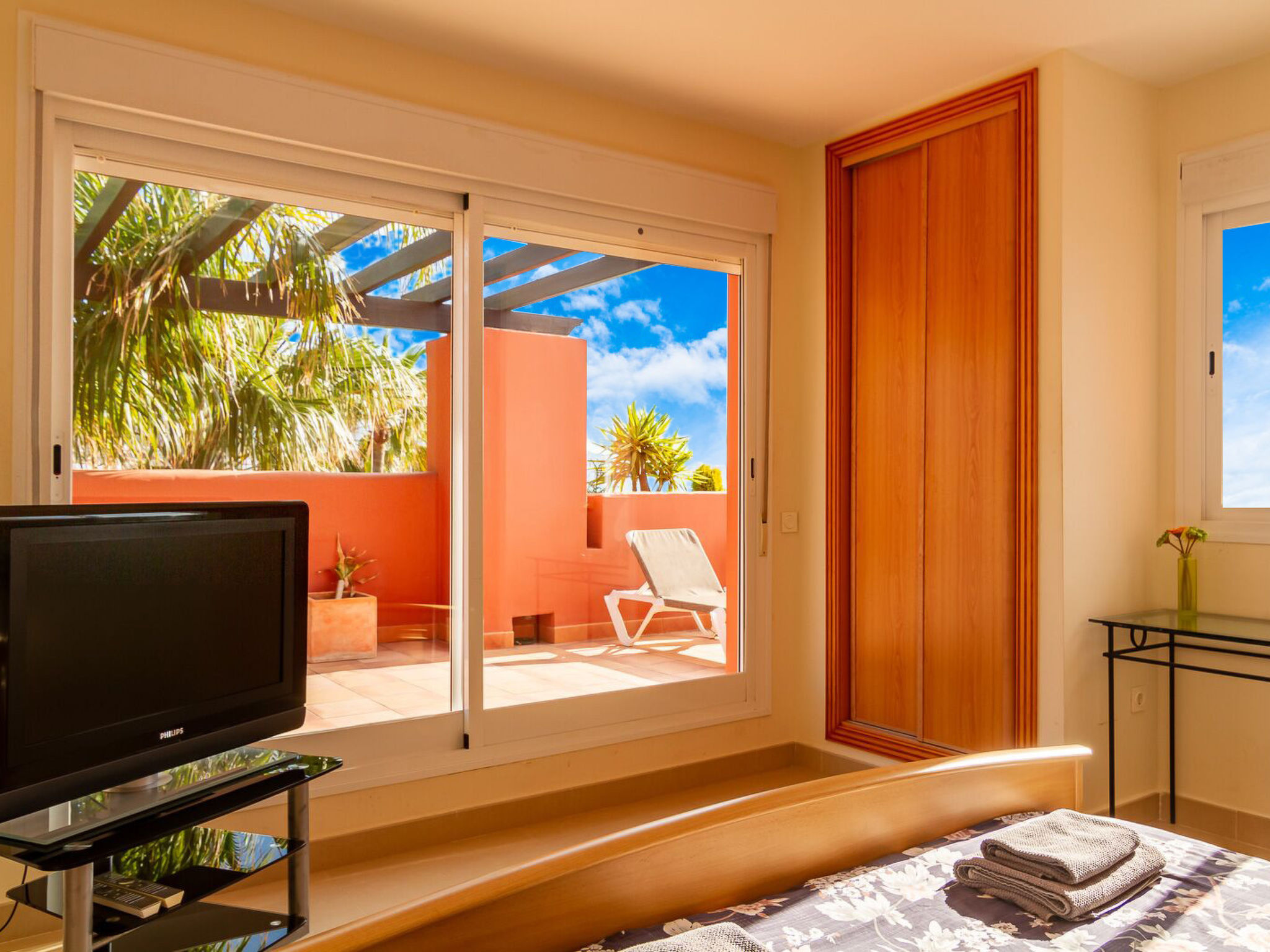 Deze super moderne en stijlvolle Duplex / Penthouse 3 slaapkamer appartement is in uitstekende urbanisatie "Punta El Faro", in het oosten van de Vuurtoren in Torrox Costa aan het strand met uitzicht o..