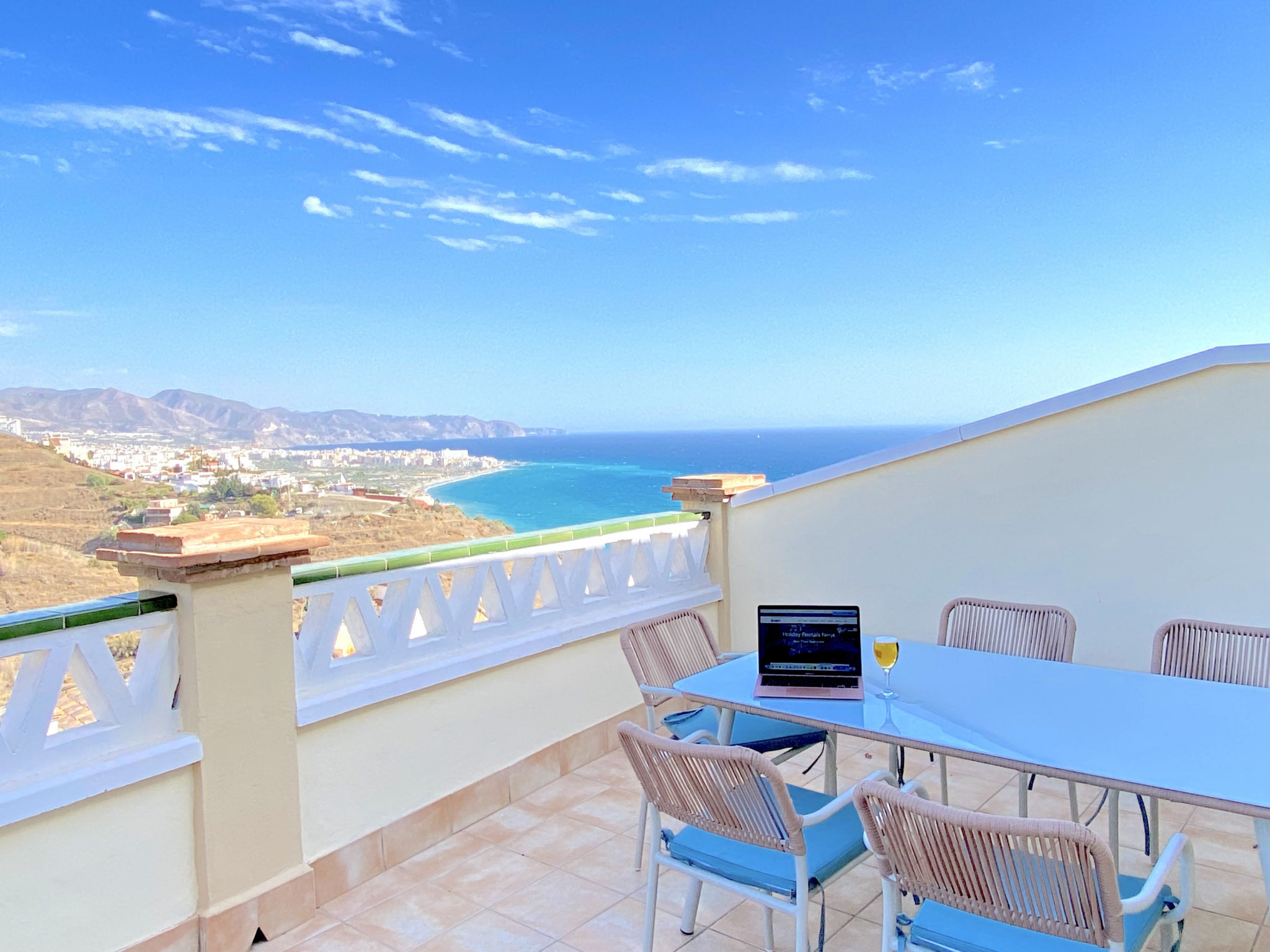 Prachtig appartement in de urbanisatie Tamango Hills tussen Nerja en Torrox Costa, waar u vanaf het grote terras kunt genieten van een spectaculair panoramisch uitzicht op de zee en het strand.

Het a..