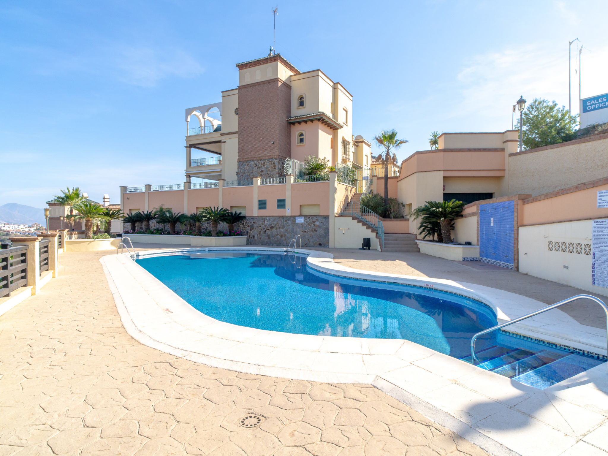 Het appartement in Torrox heeft 2 slaapkamer(s) en kan gereserveerd worden tot 4 personen.
Deze comfortabel ingerichte woning is modern, De accommodatie heeft een oppervlakte van 90 m², en Uitzicht o..