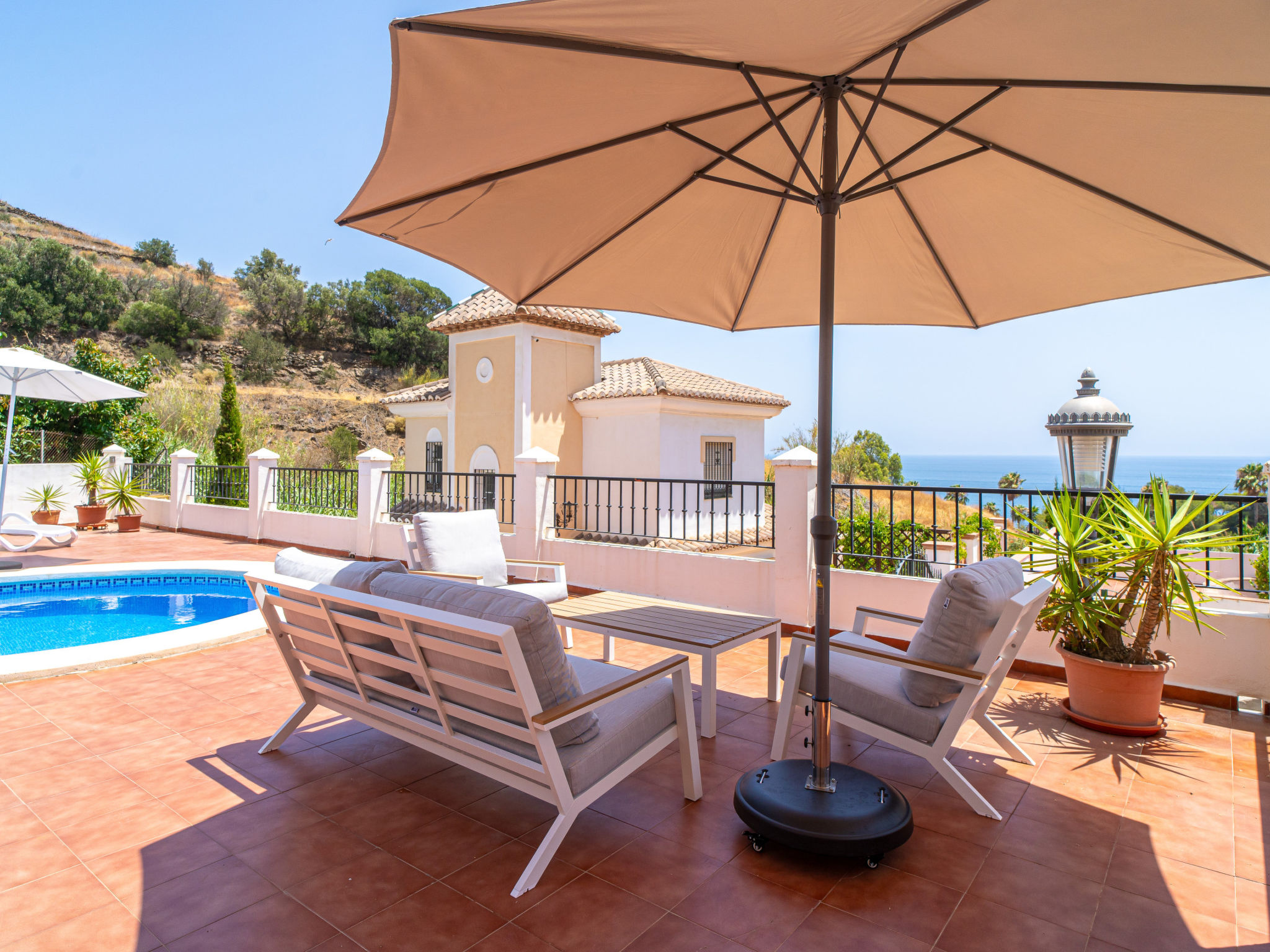 Villa Calidum: Private Pool Villa in Nerja - Buiten