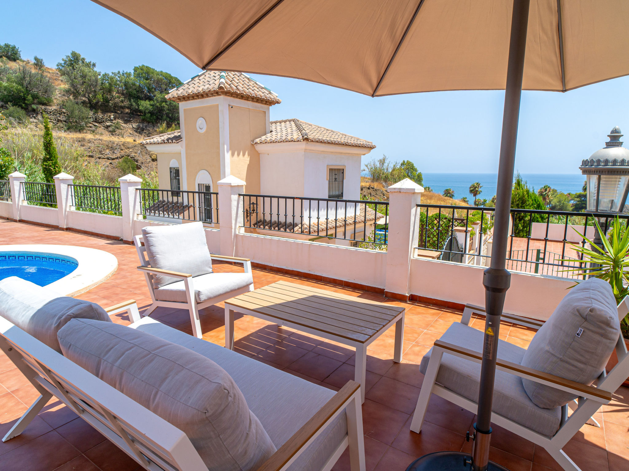 Villa Calidum: Private Pool Villa in Nerja - Buiten