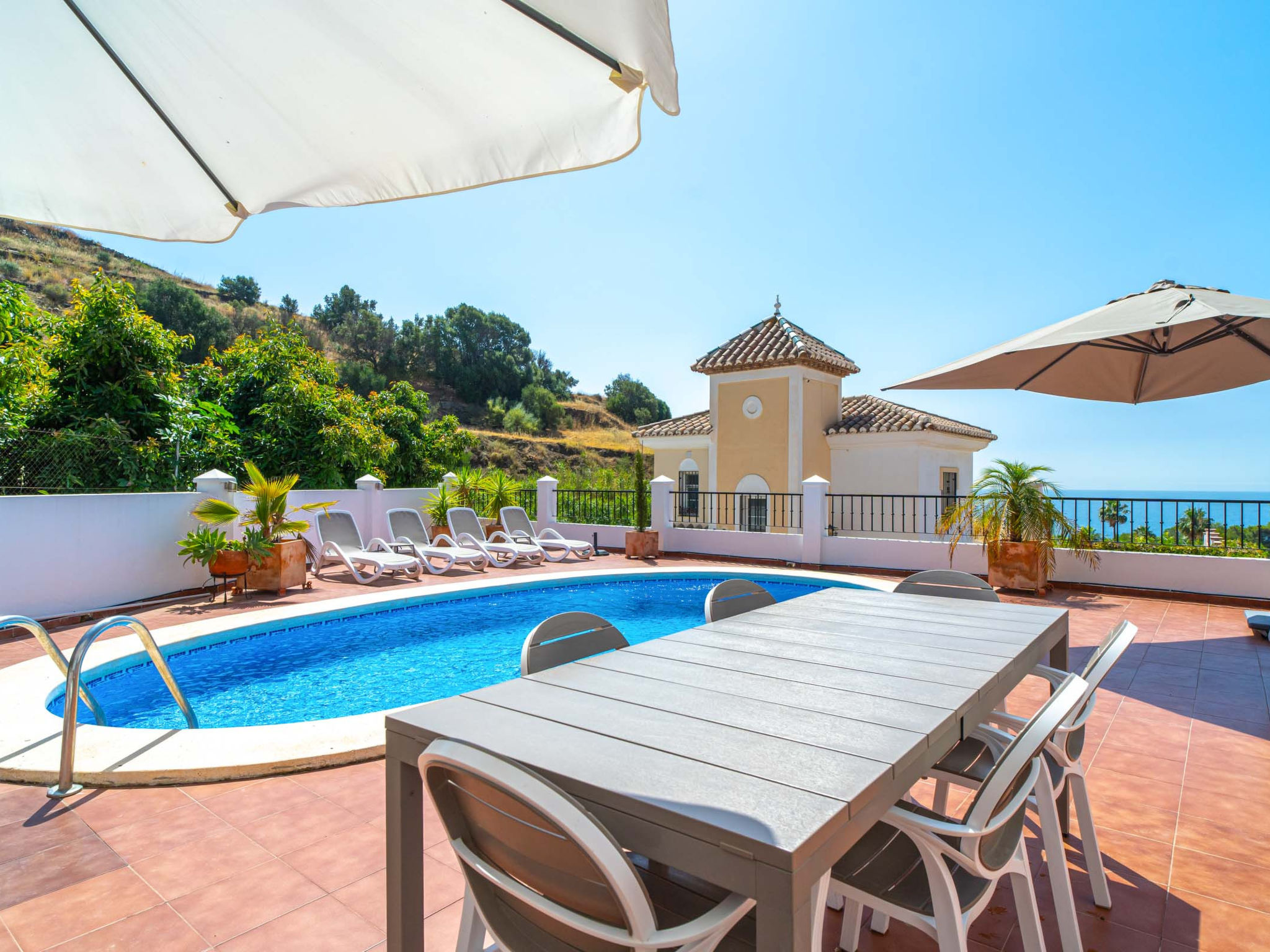 Villa Calidum: Private Pool Villa in Nerja - Buiten