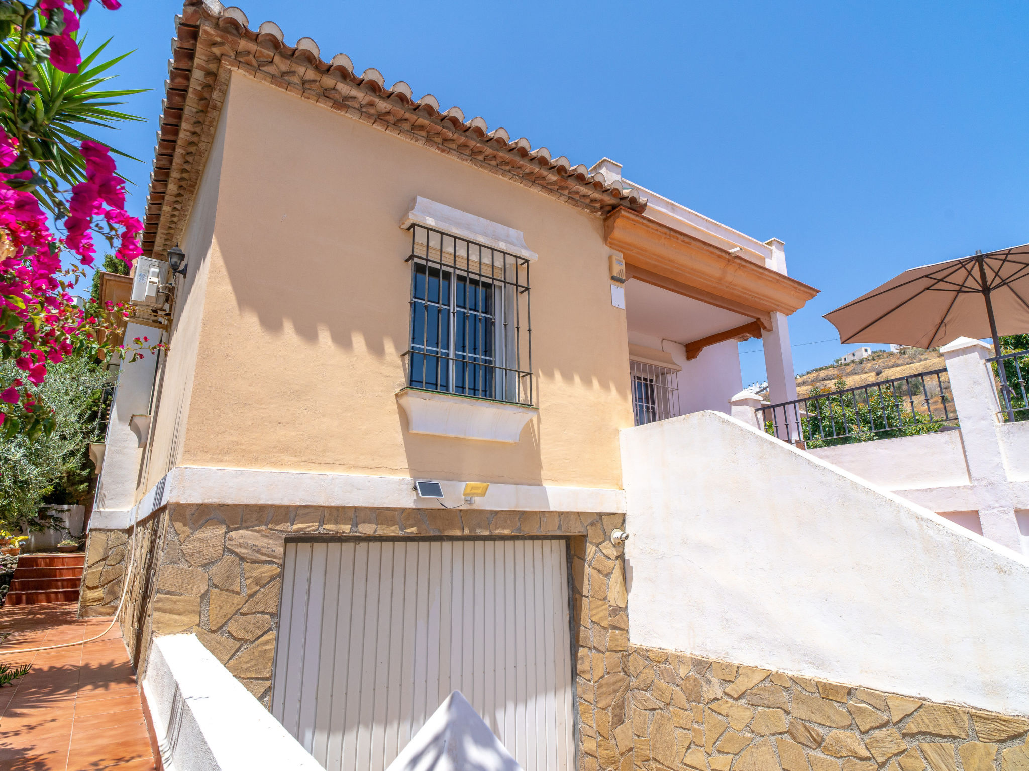 Villa Calidum: Private Pool Villa in Nerja - Buiten