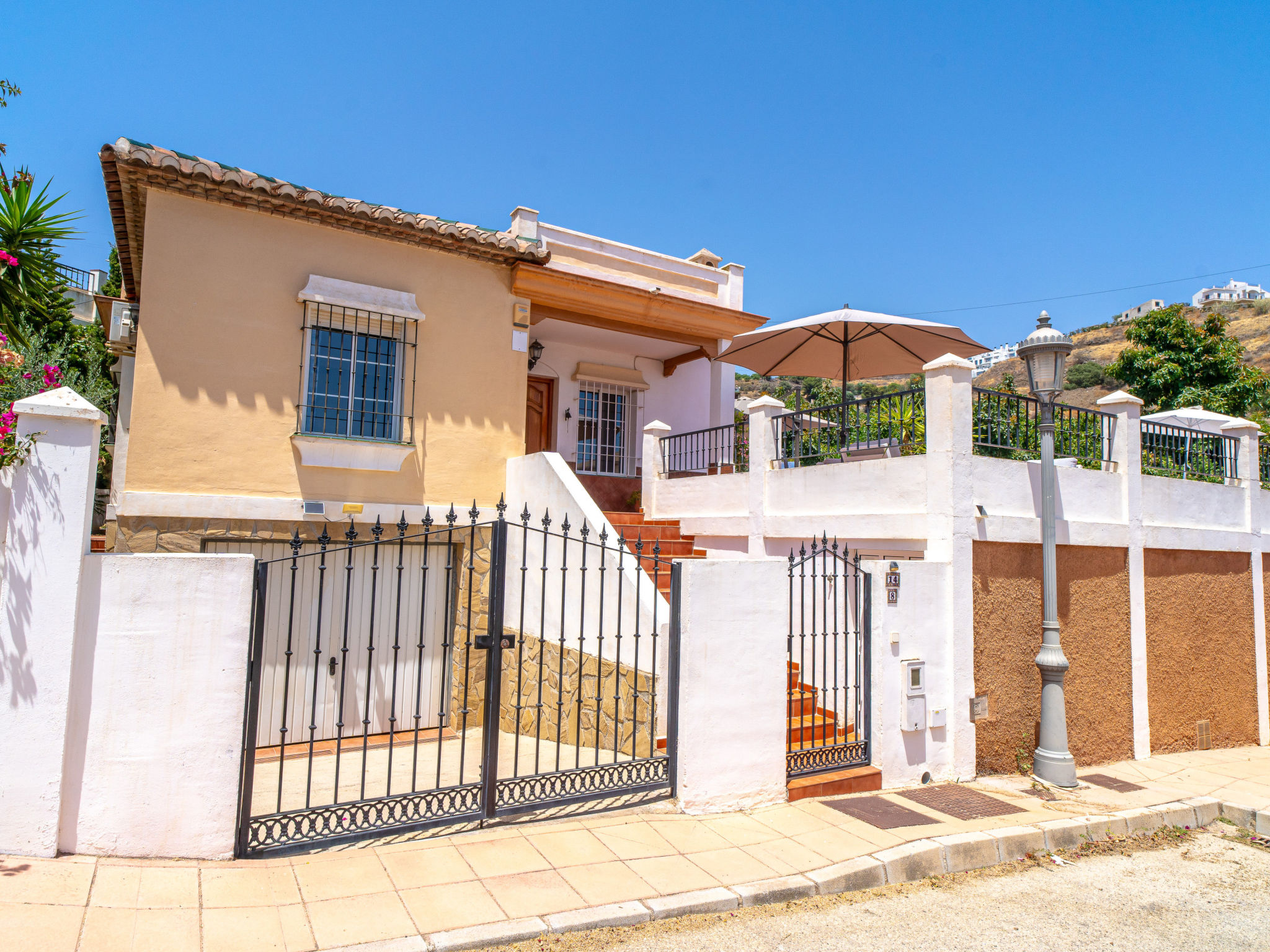 Villa Calidum: Private Pool Villa in Nerja - Buiten