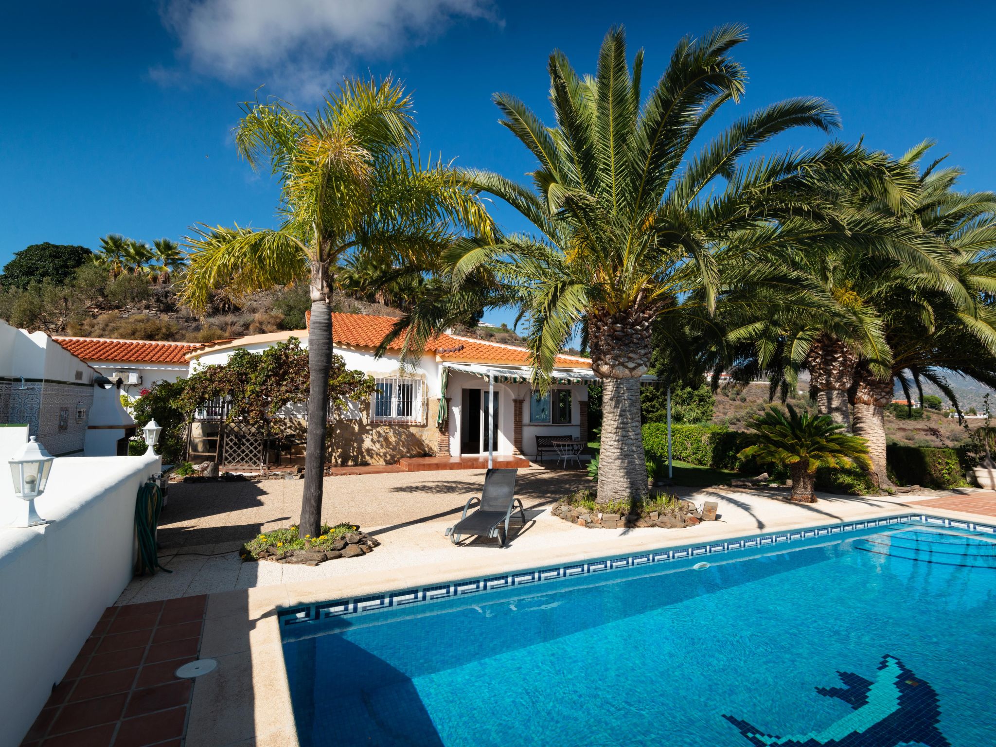 Casa Palmeras in Sayalonga mit Gepflegtem Garten