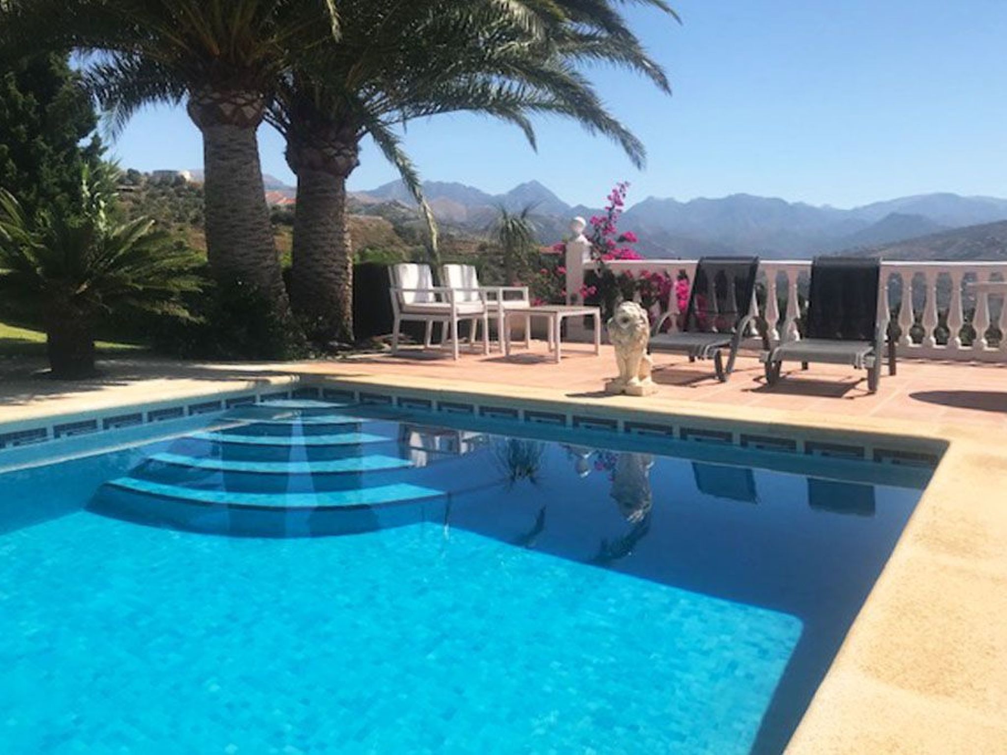 Casa Palmeras in Sayalonga mit Gepflegtem Garten-Drinnen