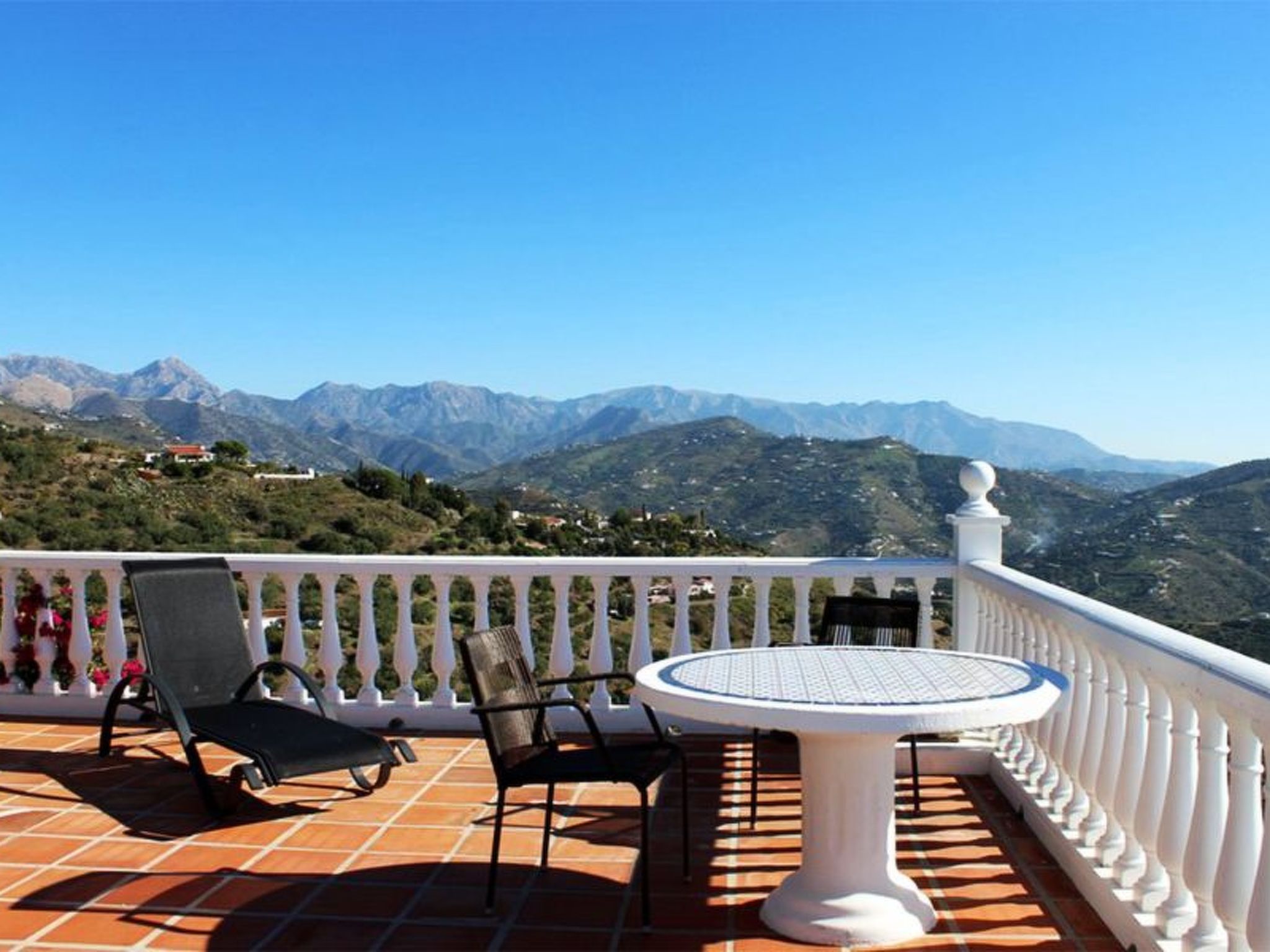 Casa Palmeras in Sayalonga mit Gepflegtem Garten-Drinnen