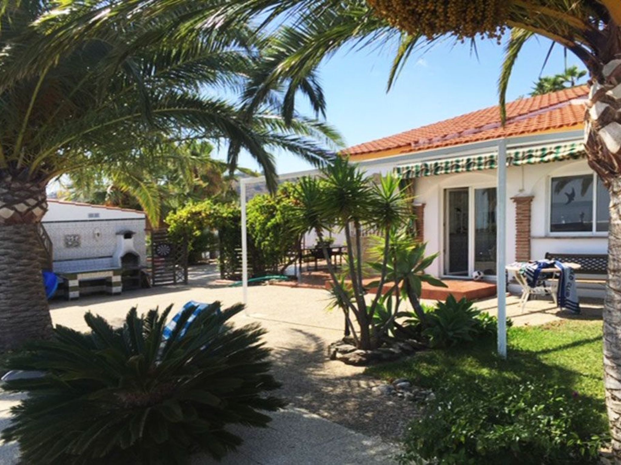 Casa Palmeras in Sayalonga mit Gepflegtem Garten