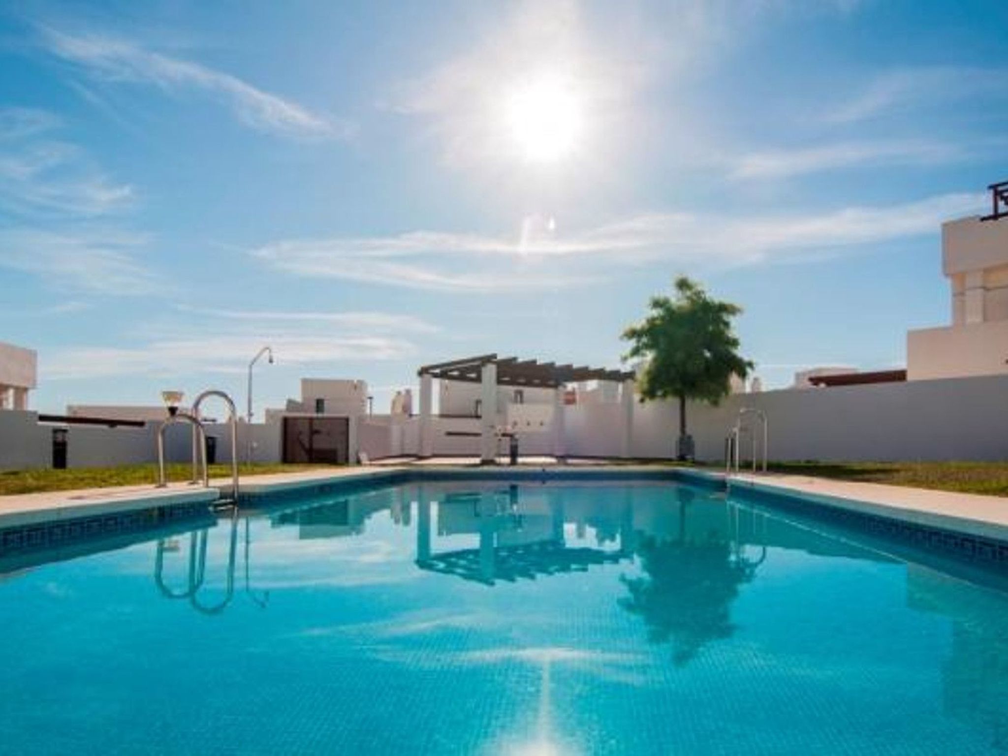 Casa Valle Niza is gelegen in een mooie en rustige privé-urbanisatie aan de kust van Almayate Bajo (nabij Torre del Mar). De typisch Andalusische woningen zijn zorgvuldig verdeeld over de urbanisatie..