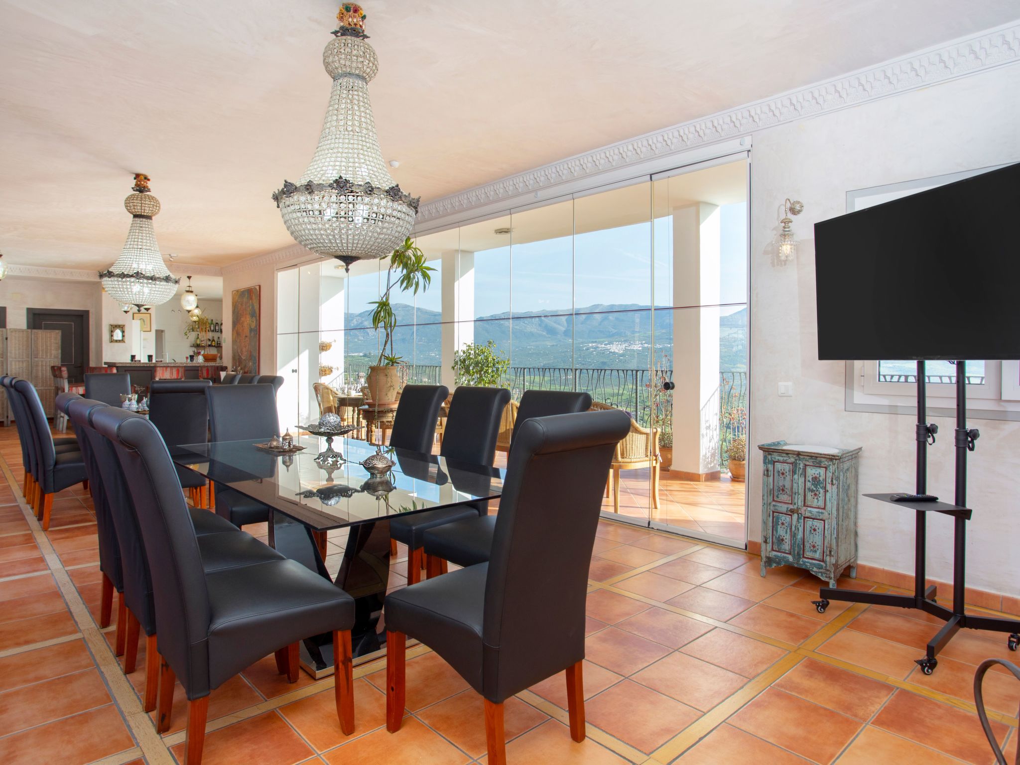 Spa-Spielzimmer mit Außen-Whirlpool und Schwimmbad-Binnen