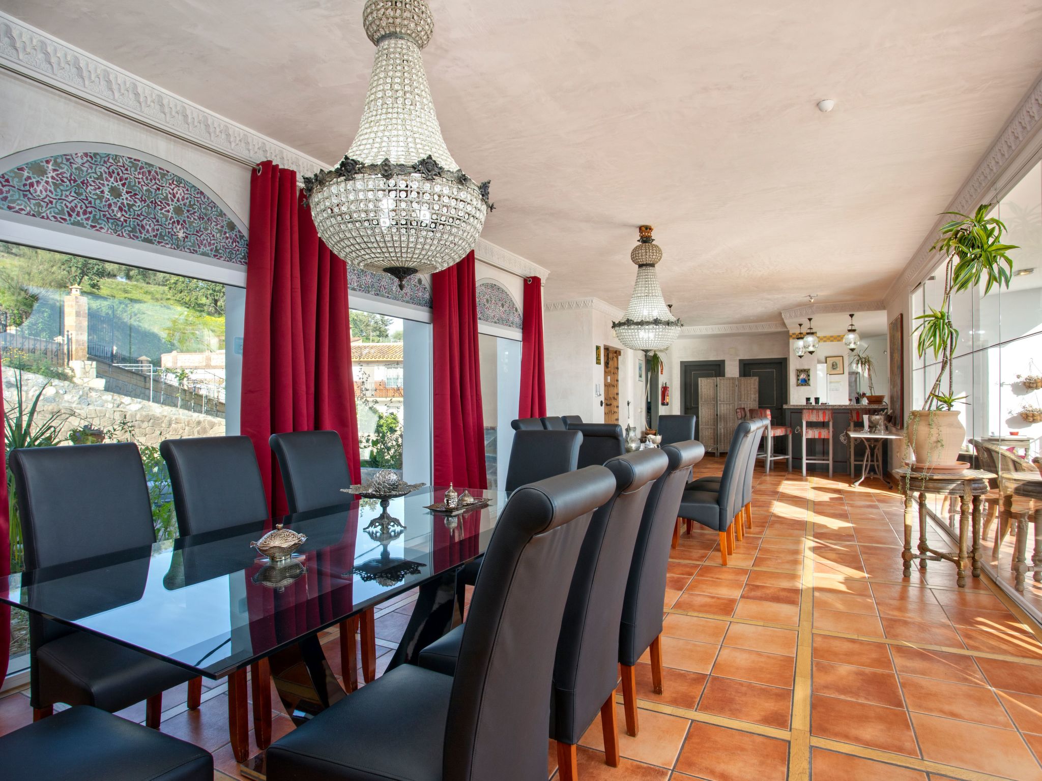 Spa-Spielzimmer mit Außen-Whirlpool und Schwimmbad-Binnen