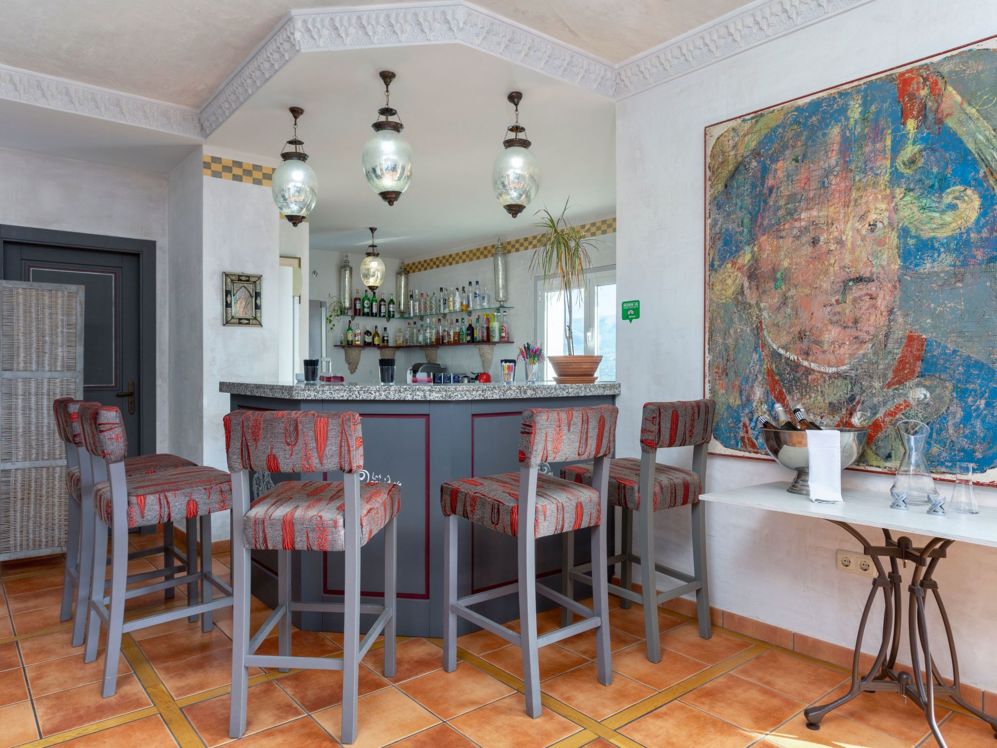 Spa-Spielzimmer mit Außen-Whirlpool und Schwimmbad-Binnen