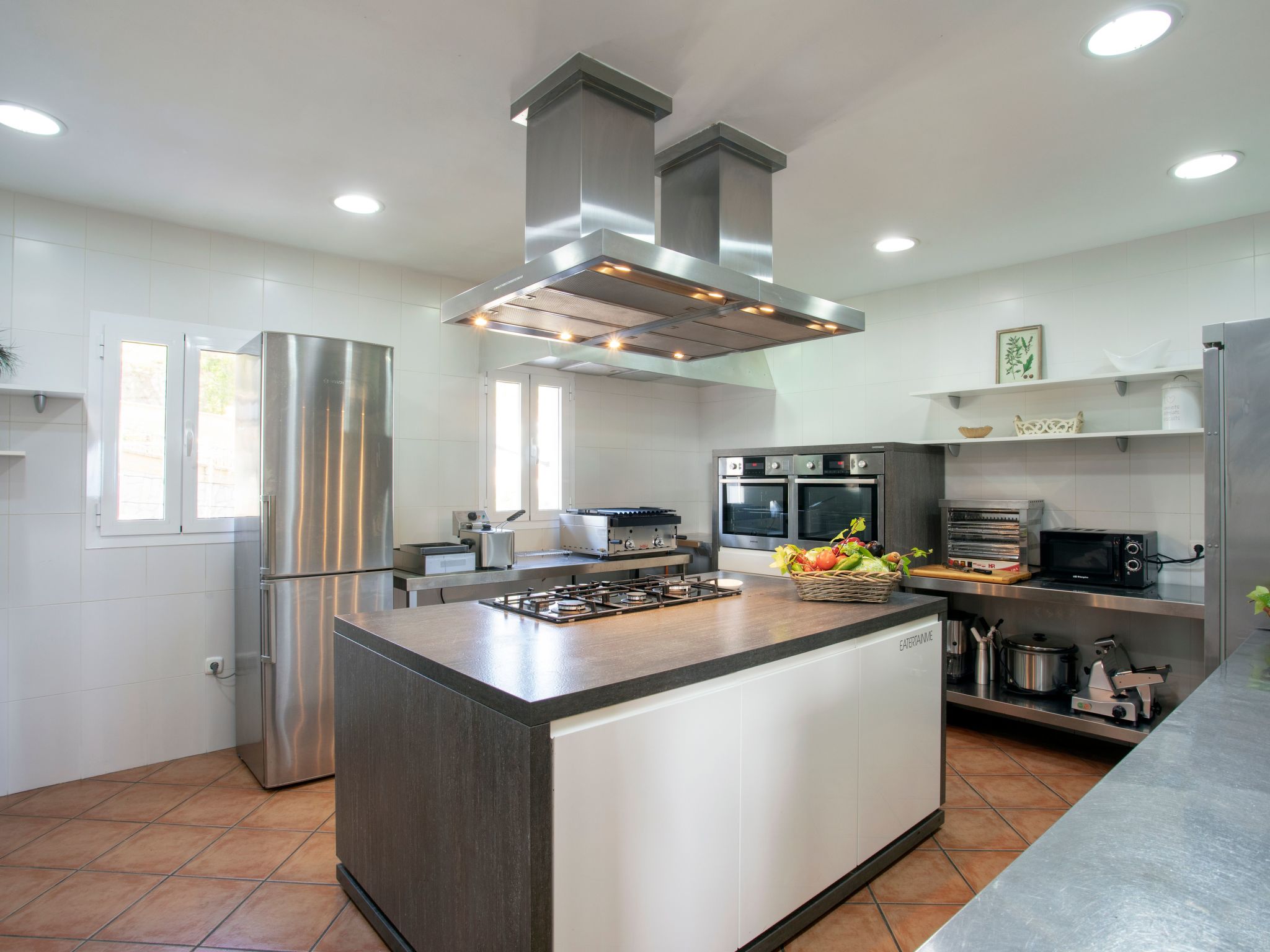 Spa-Spielzimmer mit Außen-Whirlpool und Schwimmbad-Binnen