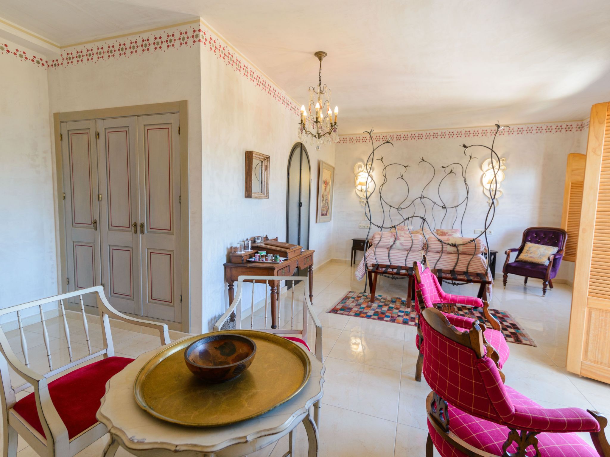 Spa-Spielzimmer mit Außen-Whirlpool und Schwimmbad-Binnen