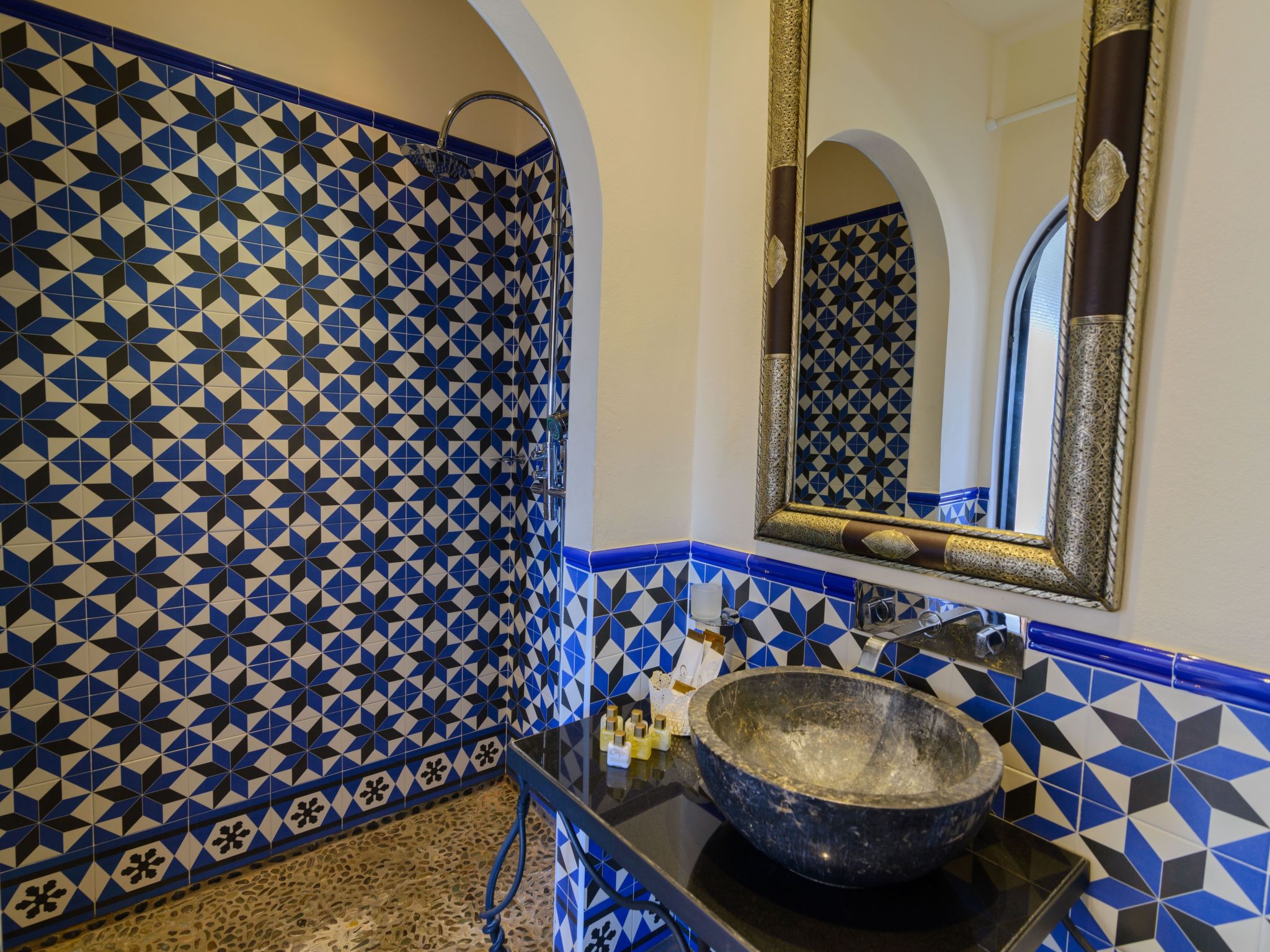 Spa-Spielzimmer mit Außen-Whirlpool und Schwimmbad-Binnen