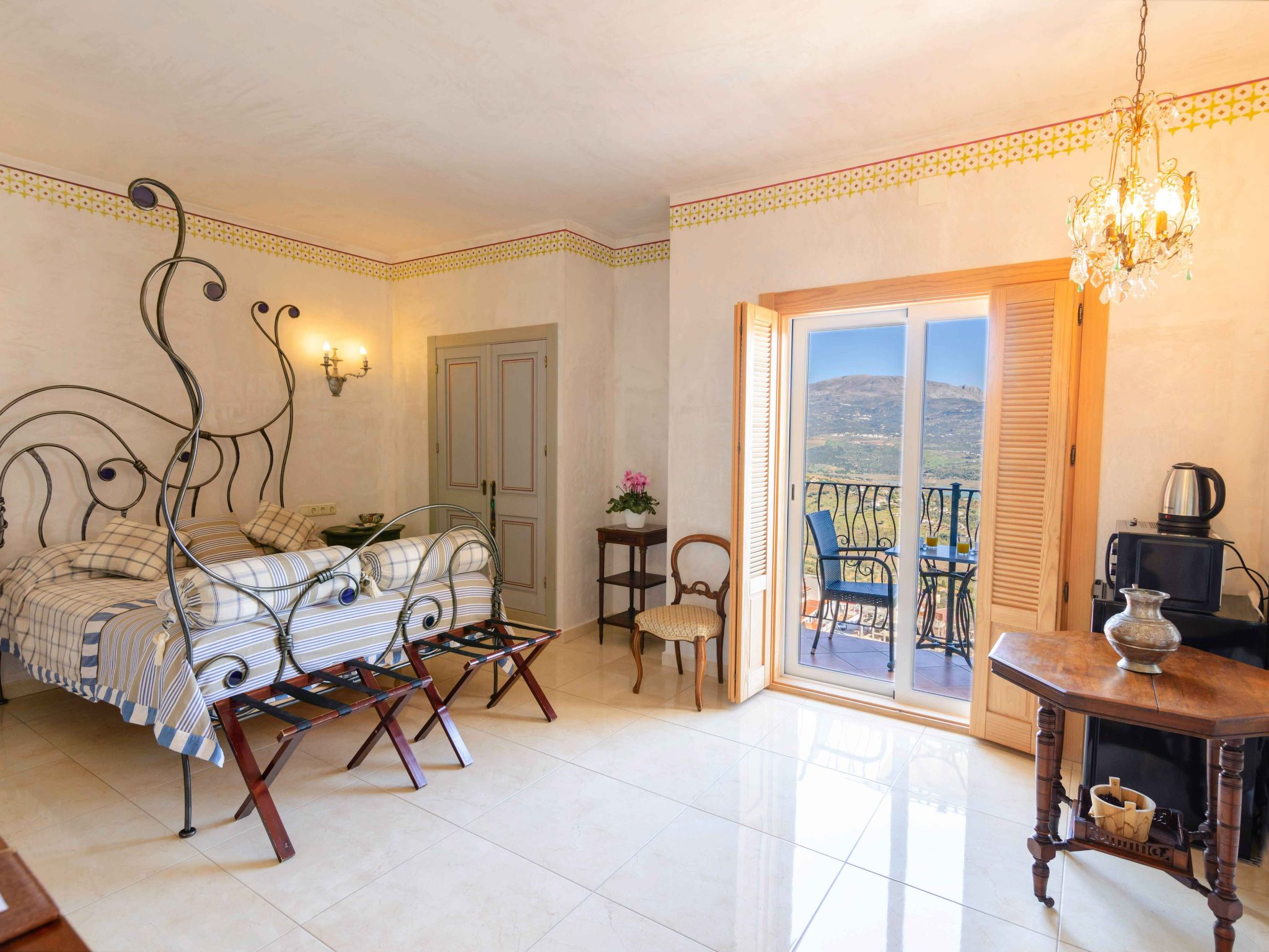 Spa-Spielzimmer mit Außen-Whirlpool und Schwimmbad-Binnen