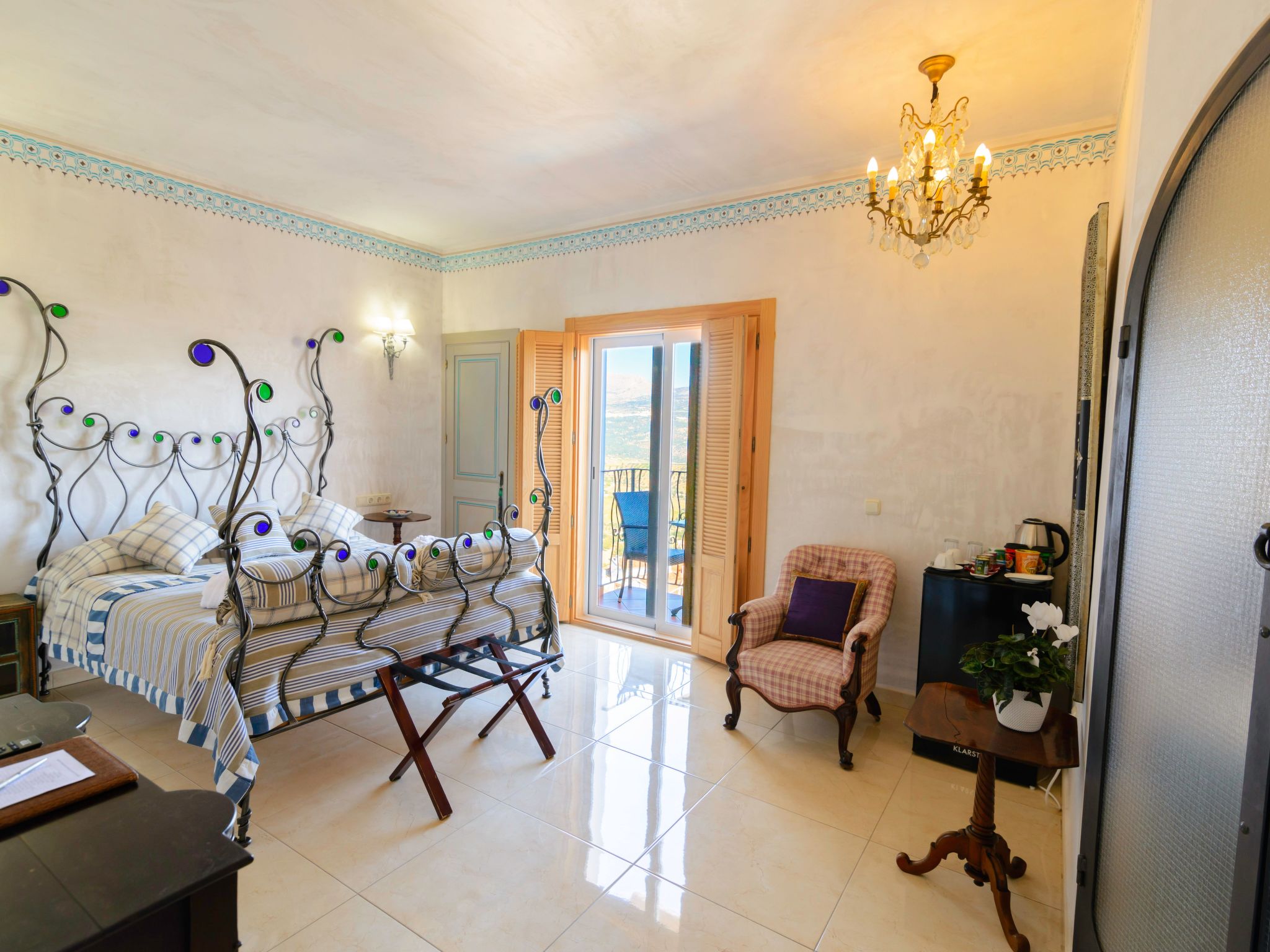 Spa-Spielzimmer mit Außen-Whirlpool und Schwimmbad-Binnen