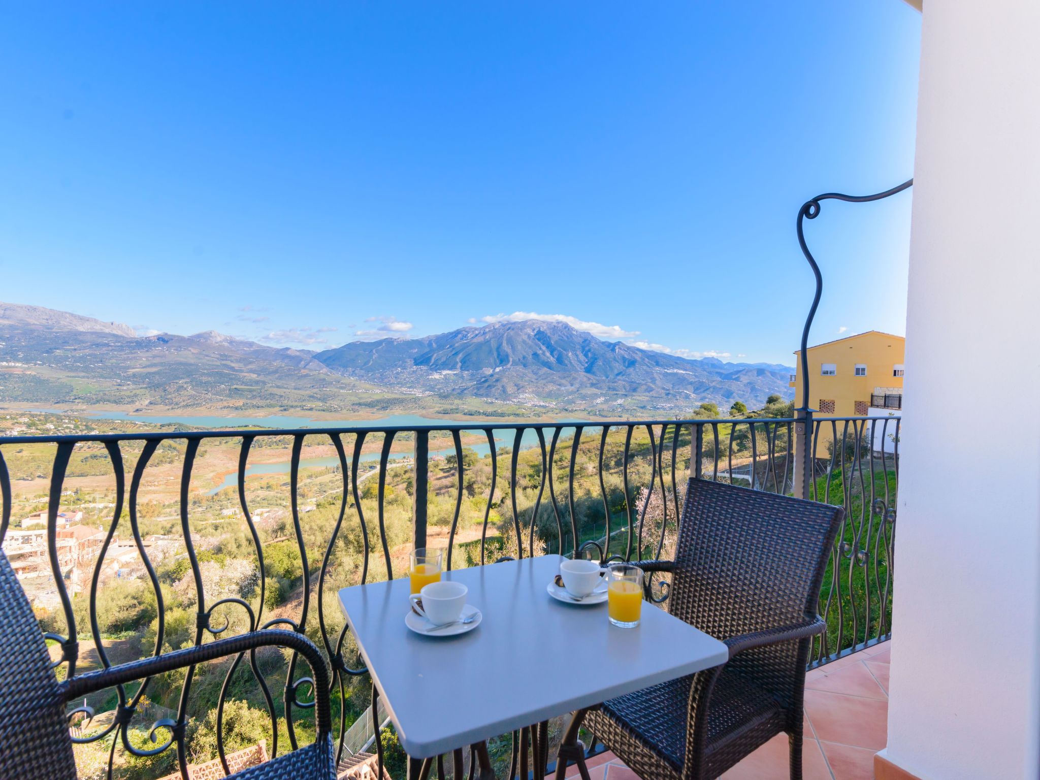 Spa-Spielzimmer mit Außen-Whirlpool und Schwimmbad-Binnen