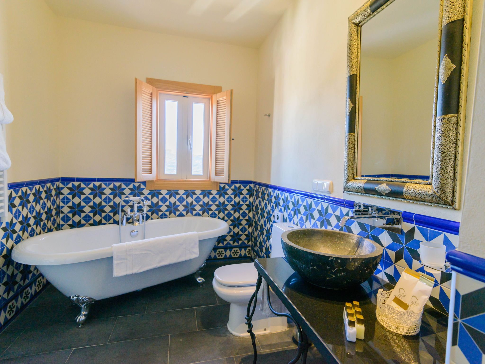 Spa-Spielzimmer mit Außen-Whirlpool und Schwimmbad-Binnen