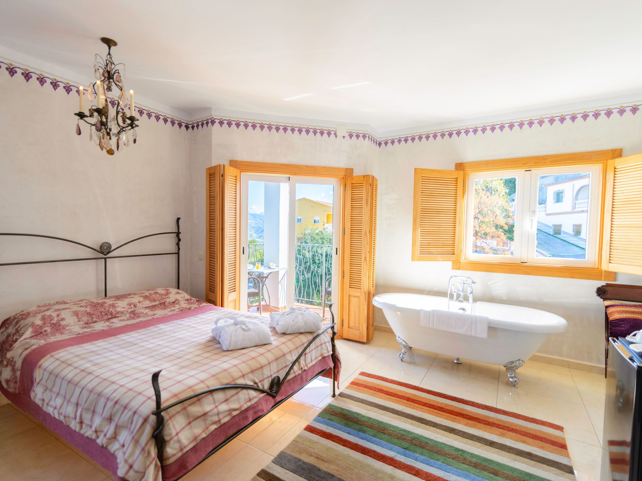 Spa-Spielzimmer mit Außen-Whirlpool und Schwimmbad-Binnen